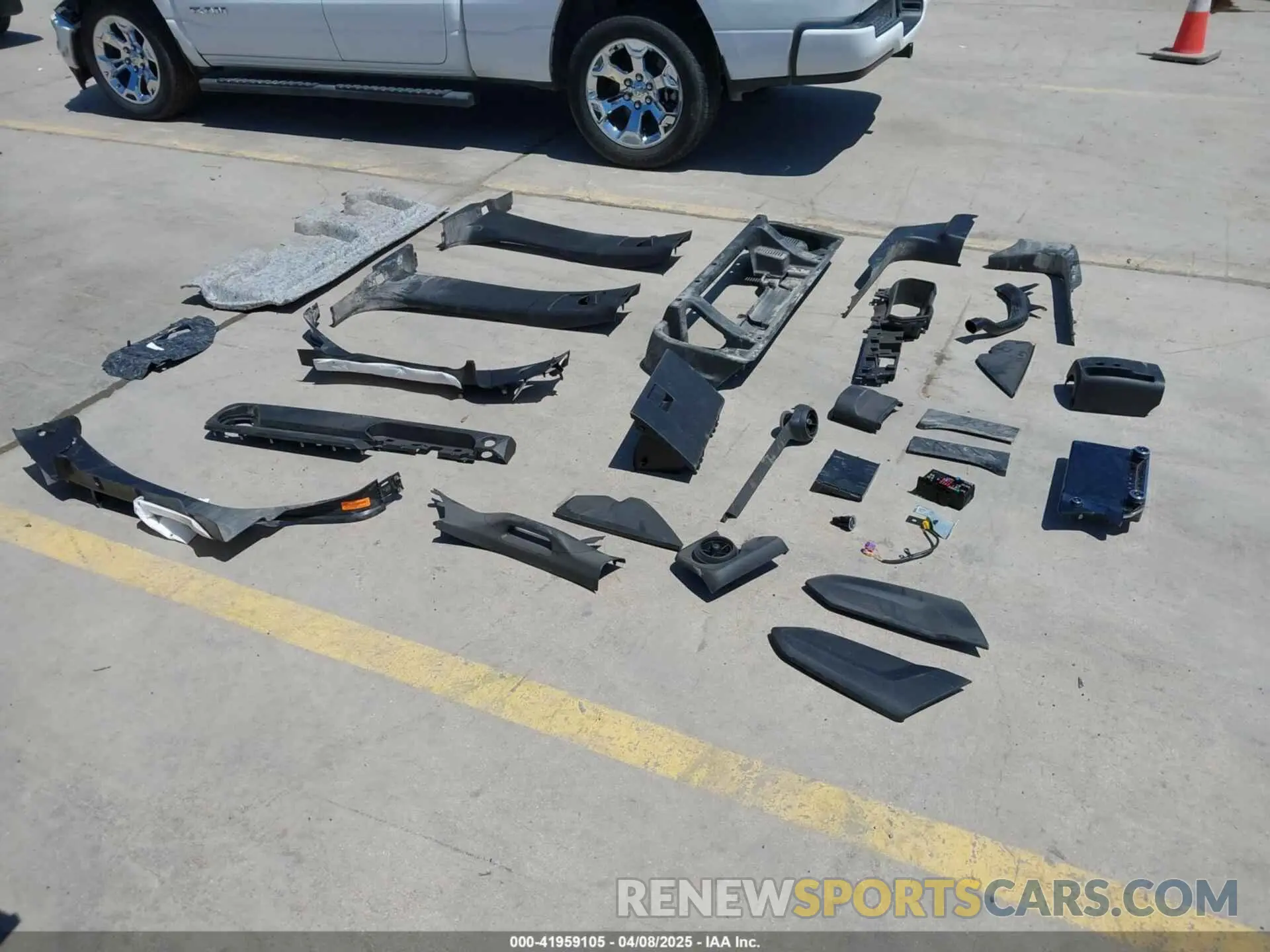 14 Photograph of a damaged car 1GCPTEEK9R1161760 CHEVROLET COLORADO 2024