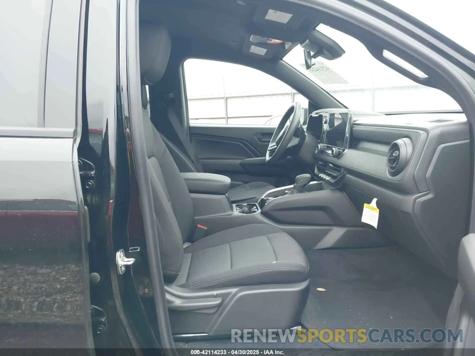 5 Photograph of a damaged car 1GCPTEEK9R1310474 CHEVROLET COLORADO 2024