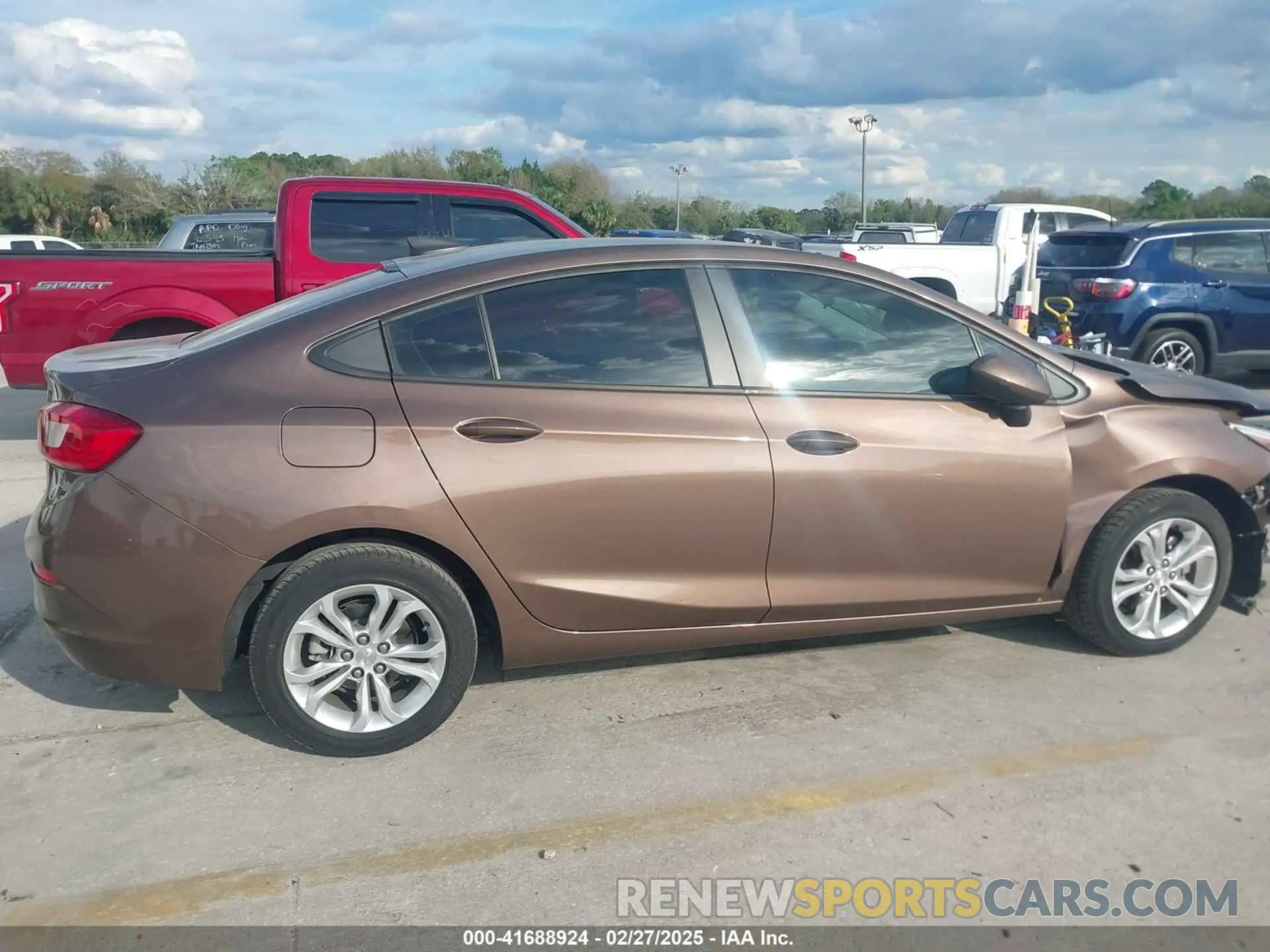 13 Photograph of a damaged car 1G1BC5SM5K7106699 CHEVROLET CRUZE 2019