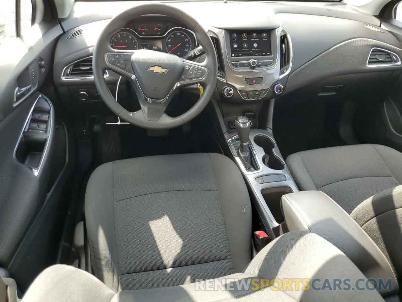 8 Photograph of a damaged car 1G1BE5SM4K7105084 CHEVROLET CRUZE 2019