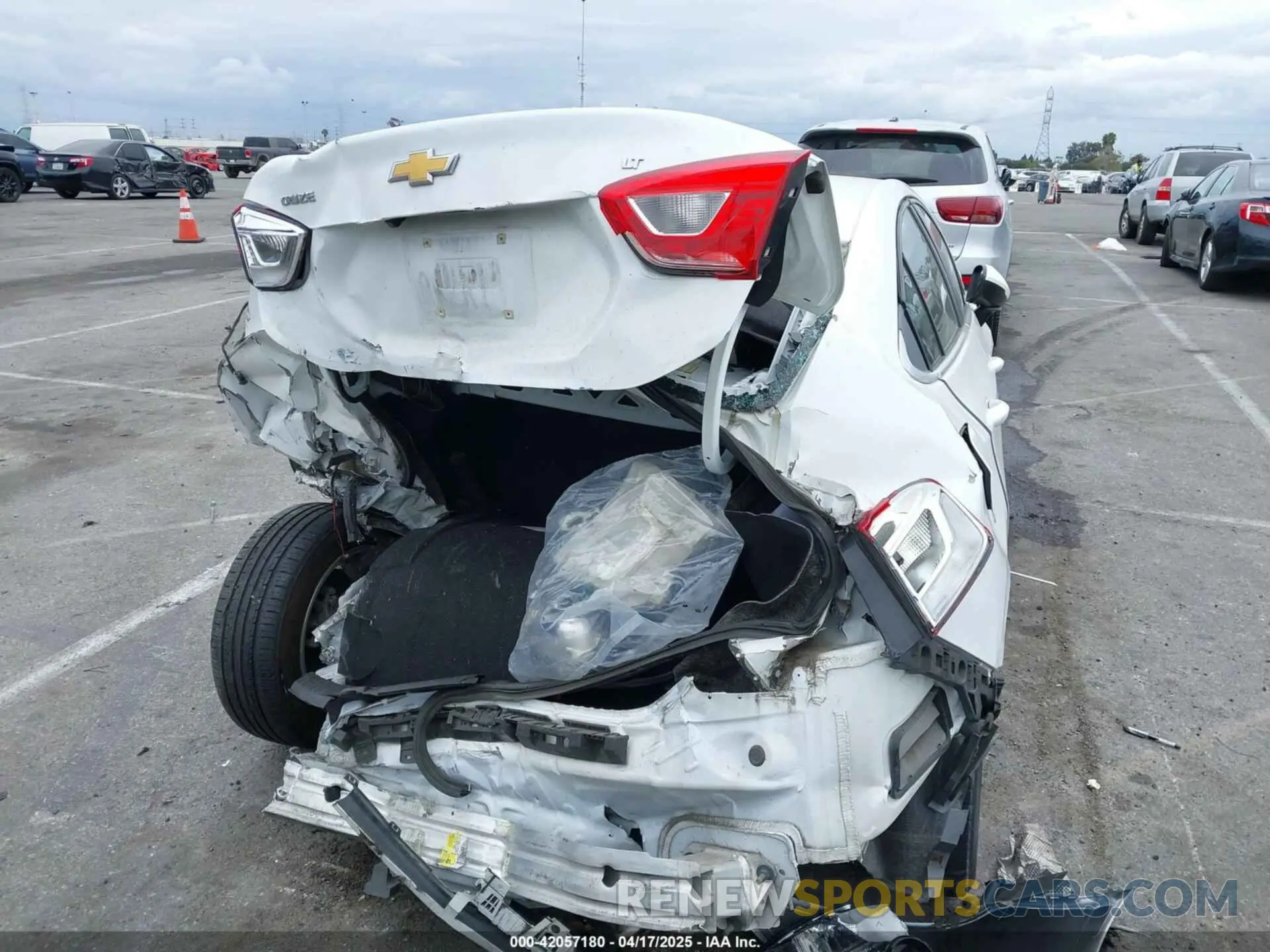 17 Photograph of a damaged car 1G1BE5SMXK7115246 CHEVROLET CRUZE 2019