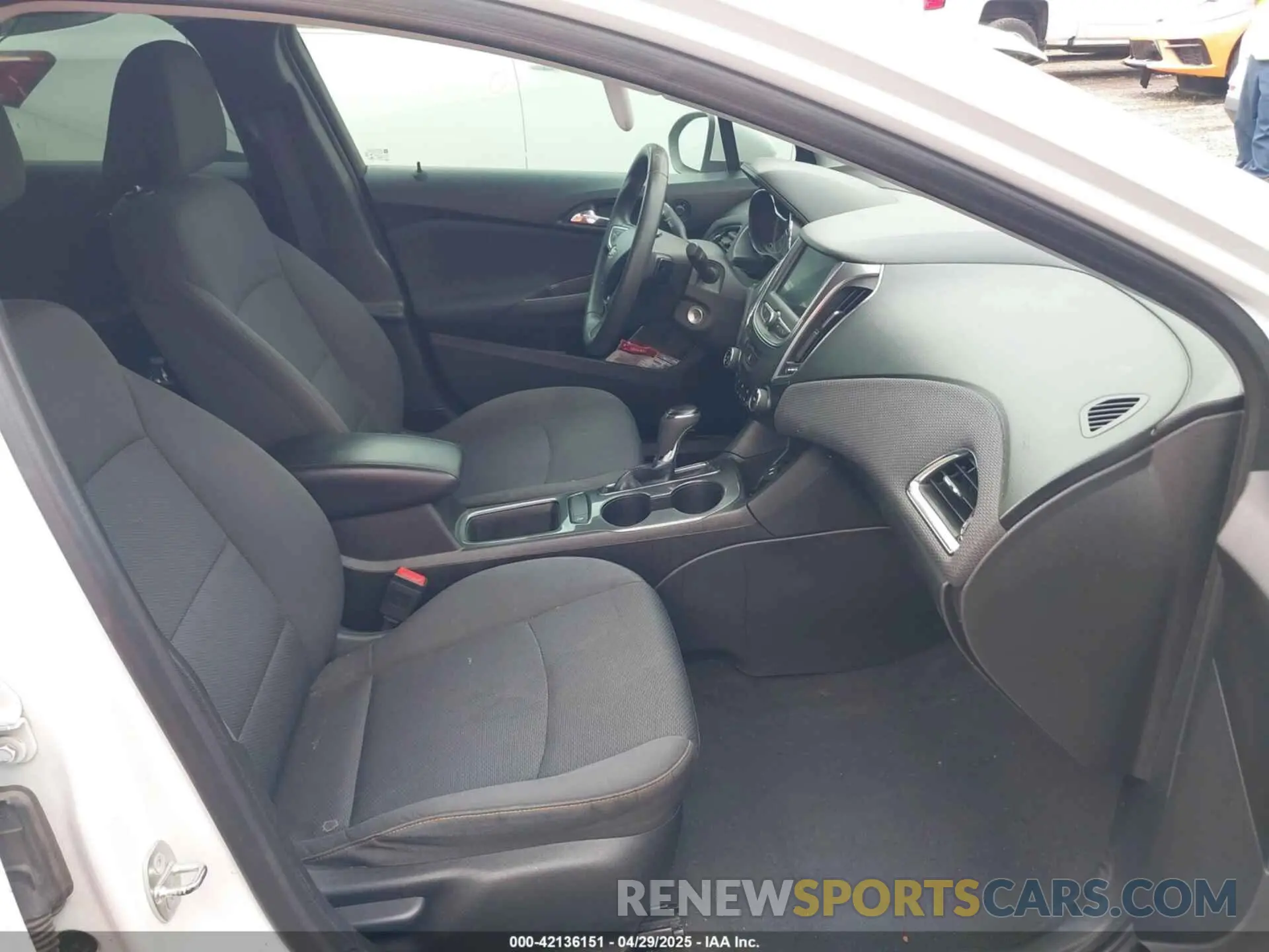 5 Photograph of a damaged car 1G1BJ5SM4K7104013 CHEVROLET CRUZE 2019