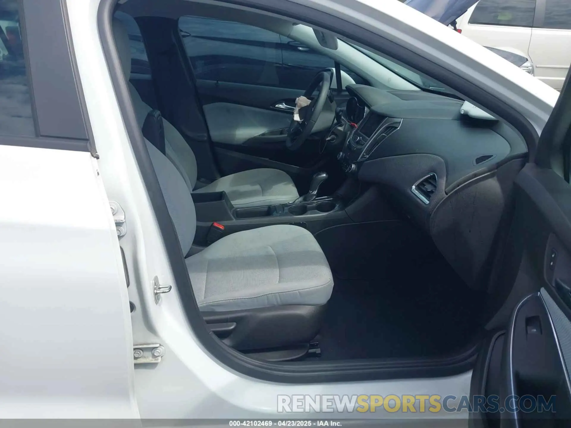 5 Photograph of a damaged car 3G1BC6SM4KS585947 CHEVROLET CRUZE 2019