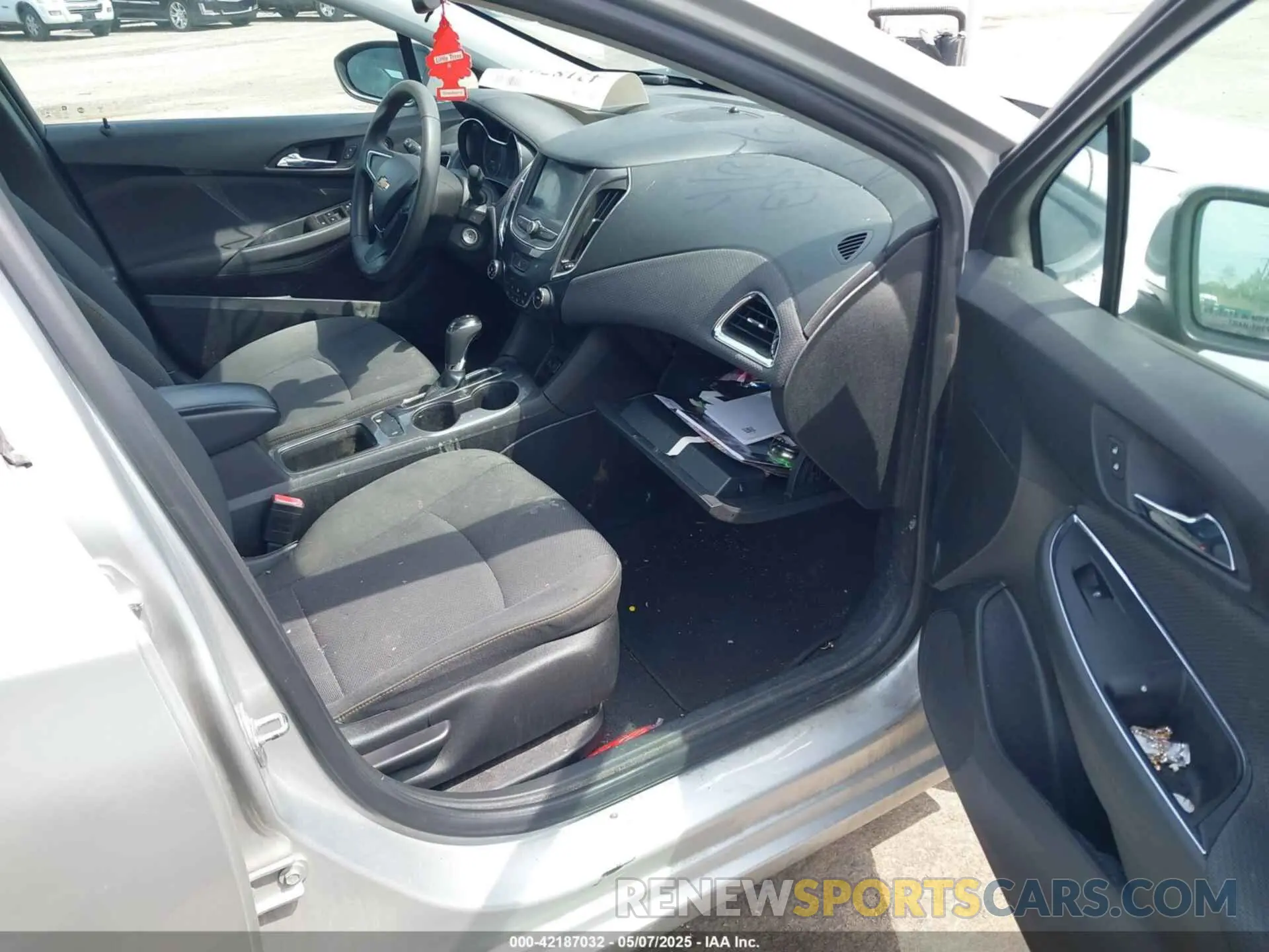 5 Photograph of a damaged car 3G1BC6SMXKS583846 CHEVROLET CRUZE 2019