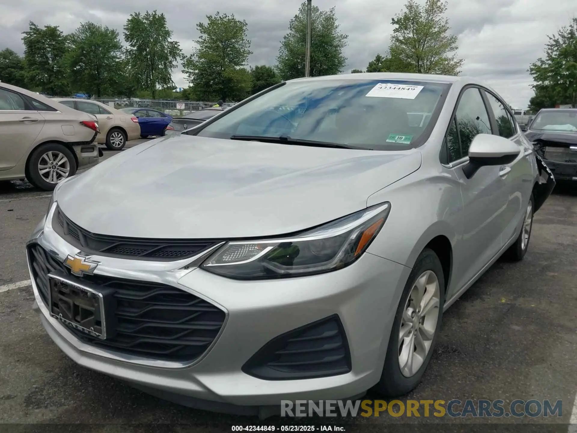 2 Photograph of a damaged car 3G1BE6SM0KS524394 CHEVROLET CRUZE 2019