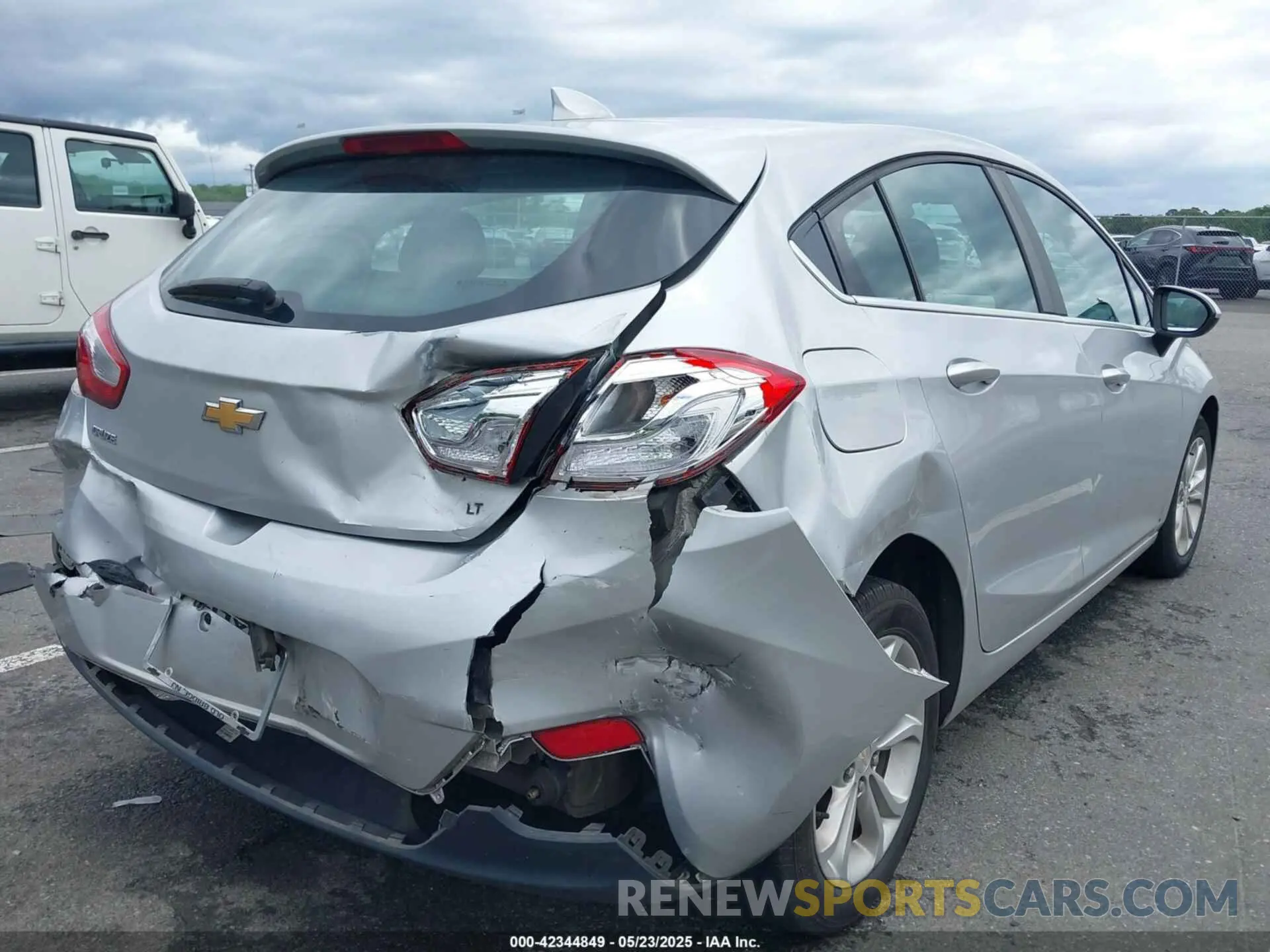 4 Photograph of a damaged car 3G1BE6SM0KS524394 CHEVROLET CRUZE 2019