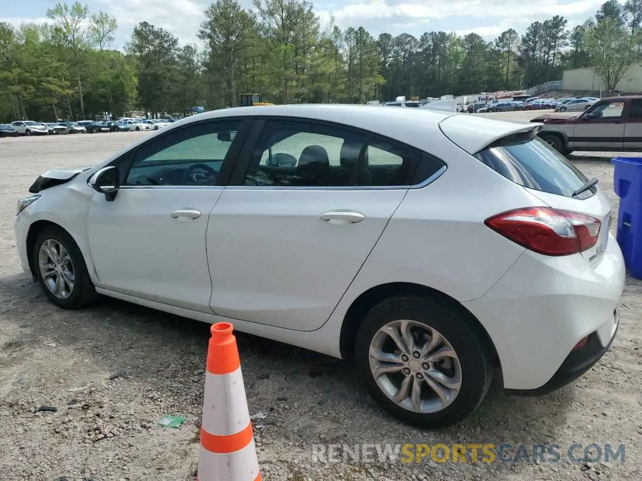 2 Photograph of a damaged car 3G1BE6SM1KS581011 CHEVROLET CRUZE 2019