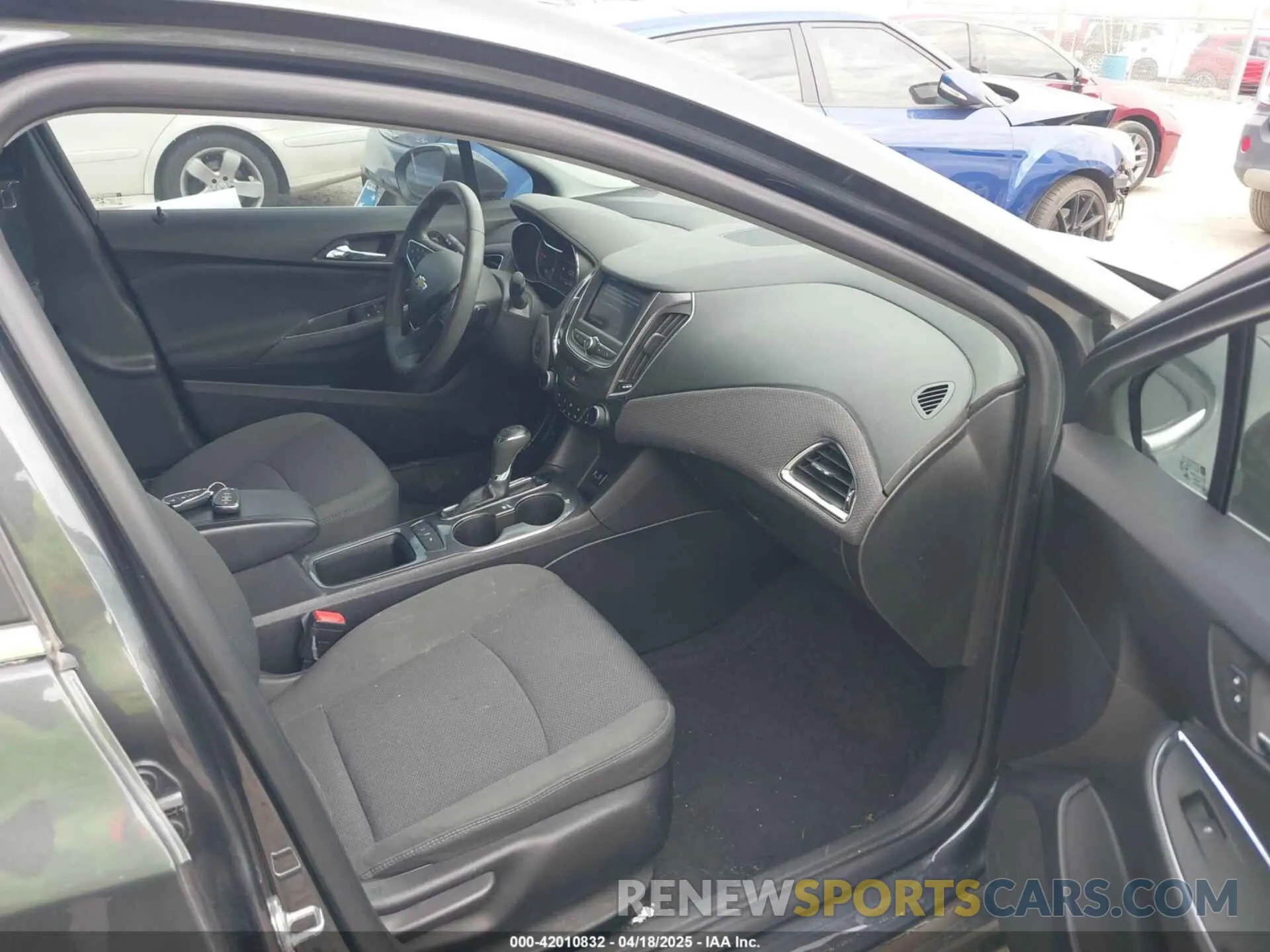 5 Photograph of a damaged car 3G1BE6SM1KS605887 CHEVROLET CRUZE 2019