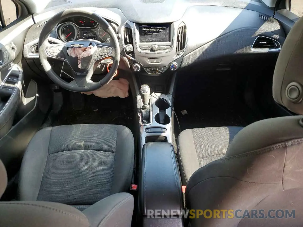 8 Photograph of a damaged car 3G1BE6SM2KS570311 CHEVROLET CRUZE 2019