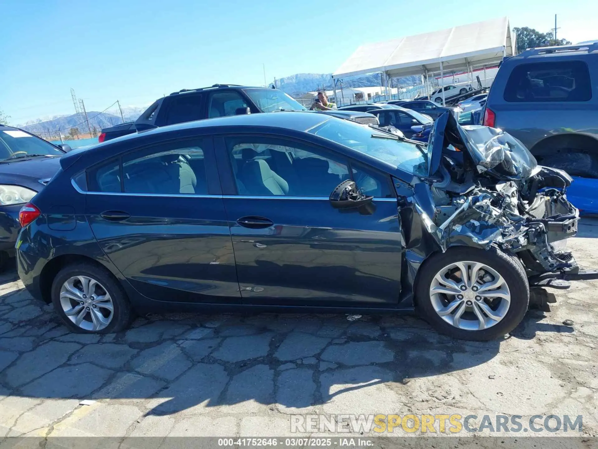 13 Photograph of a damaged car 3G1BE6SM2KS606126 CHEVROLET CRUZE 2019