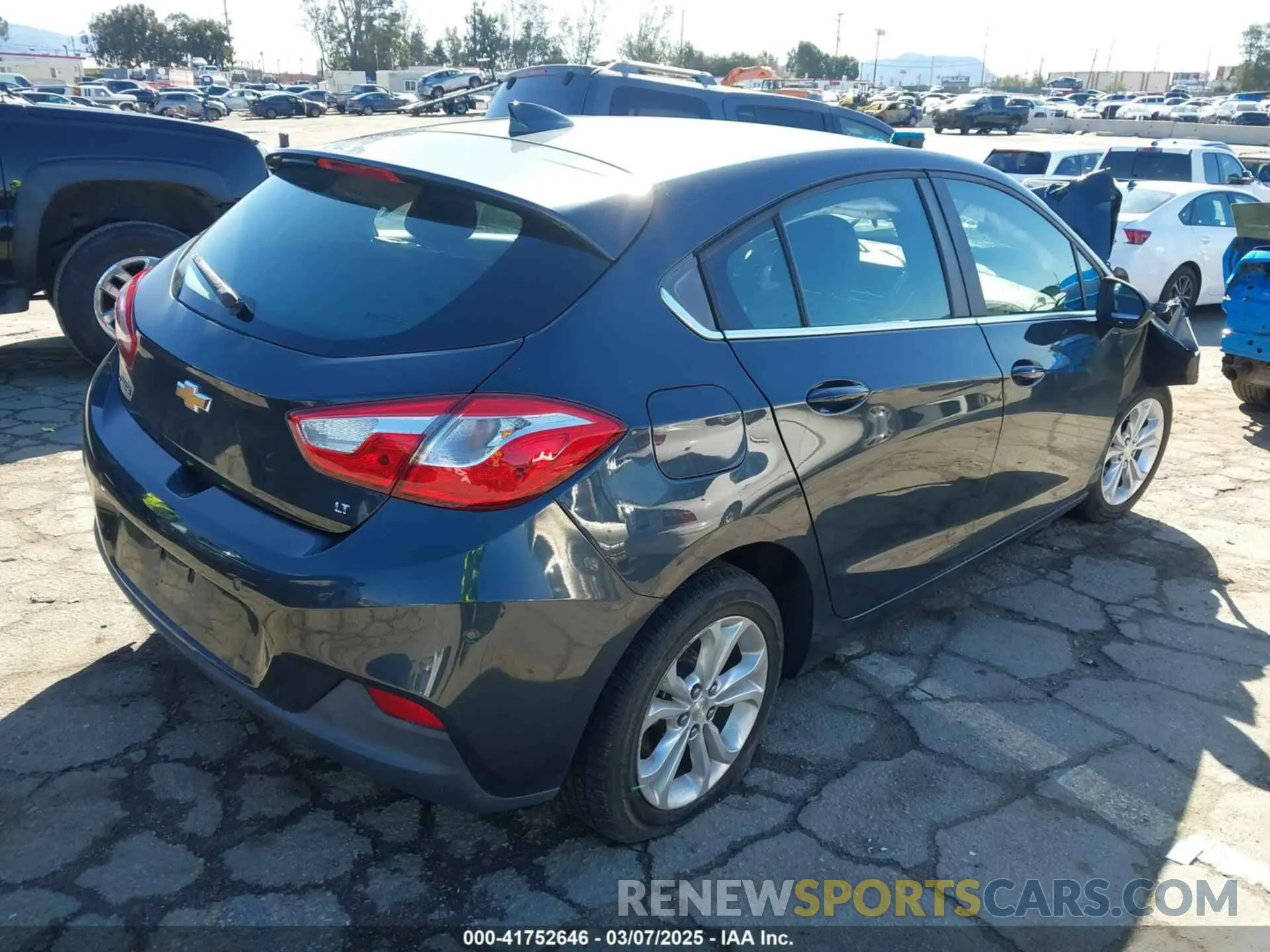 4 Photograph of a damaged car 3G1BE6SM2KS606126 CHEVROLET CRUZE 2019