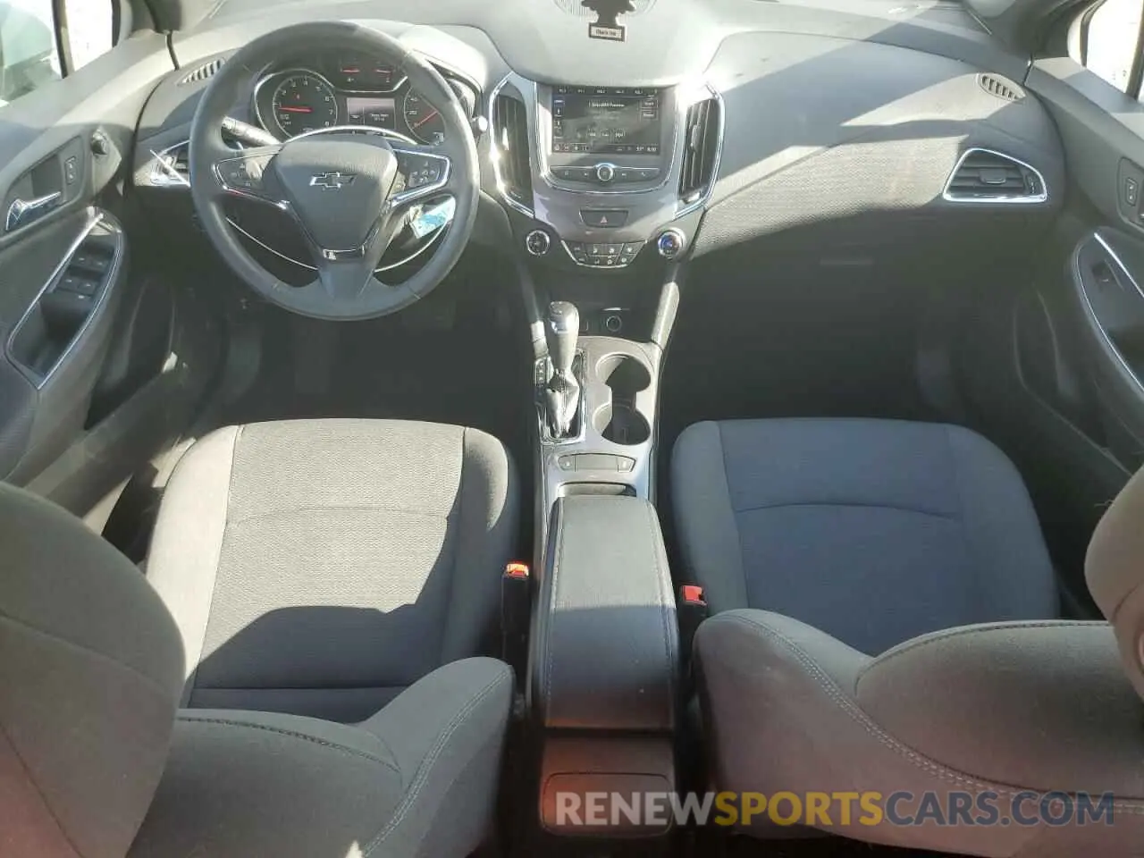 8 Photograph of a damaged car 3G1BE6SM8KS607698 CHEVROLET CRUZE 2019