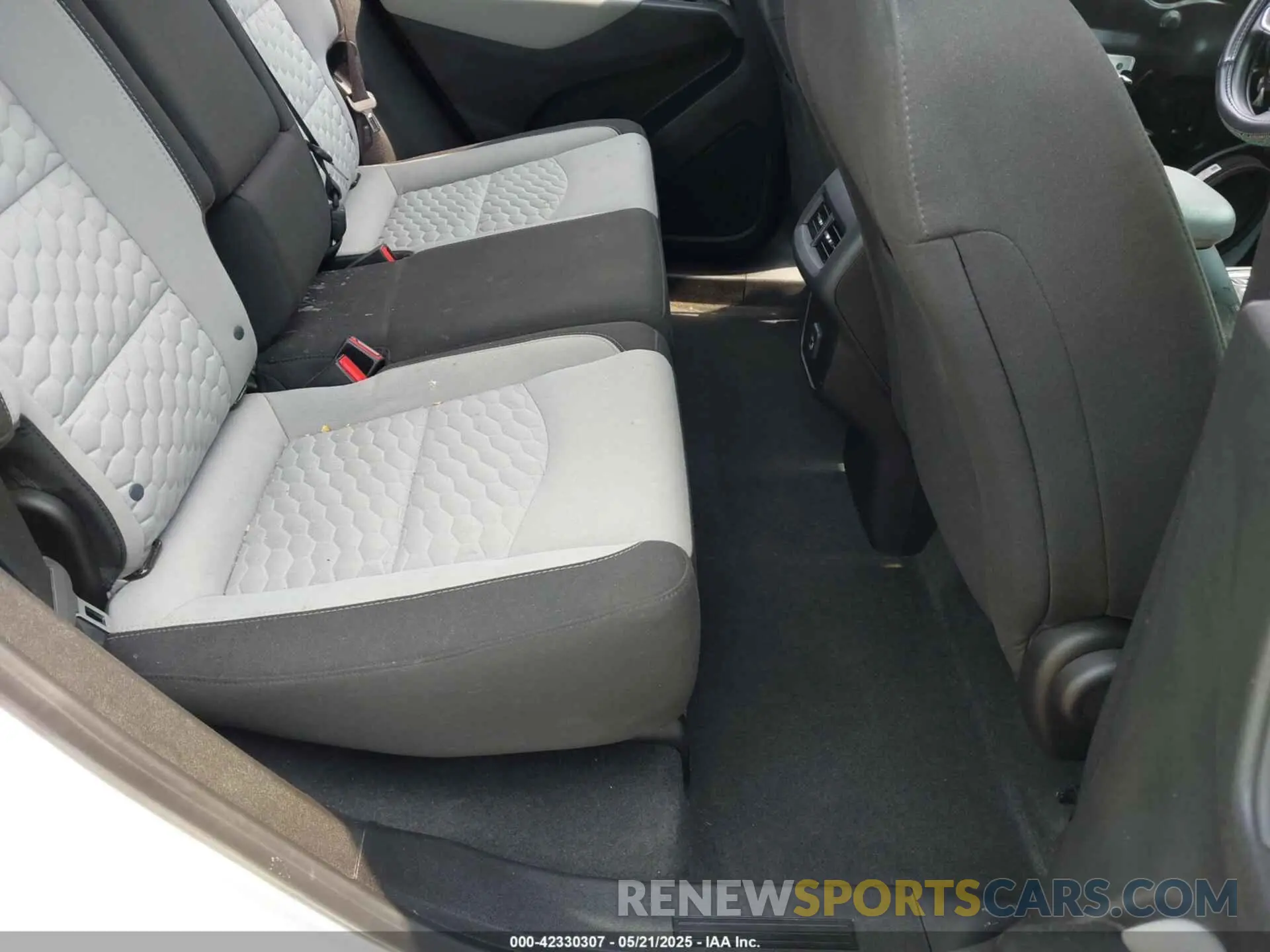 8 Photograph of a damaged car 2GNAXHEV0K6118103 CHEVROLET EQUINOX 2019