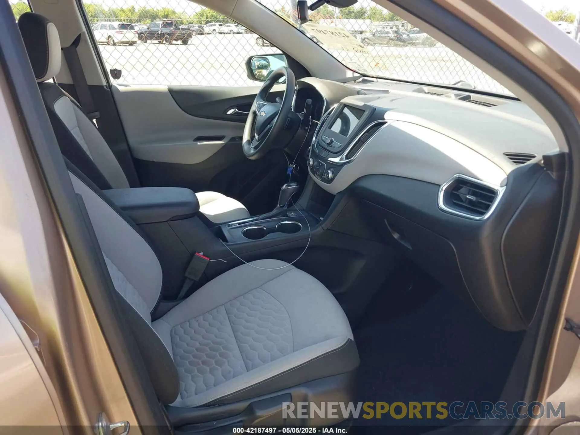 5 Photograph of a damaged car 2GNAXHEV0K6196378 CHEVROLET EQUINOX 2019