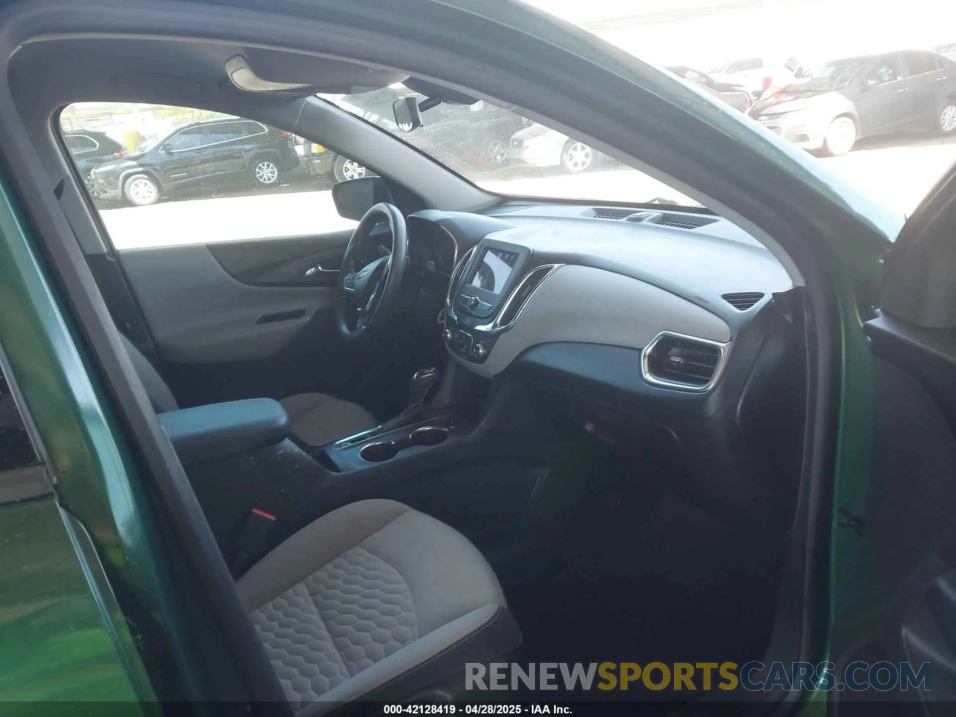 5 Photograph of a damaged car 2GNAXHEV1K6118451 CHEVROLET EQUINOX 2019