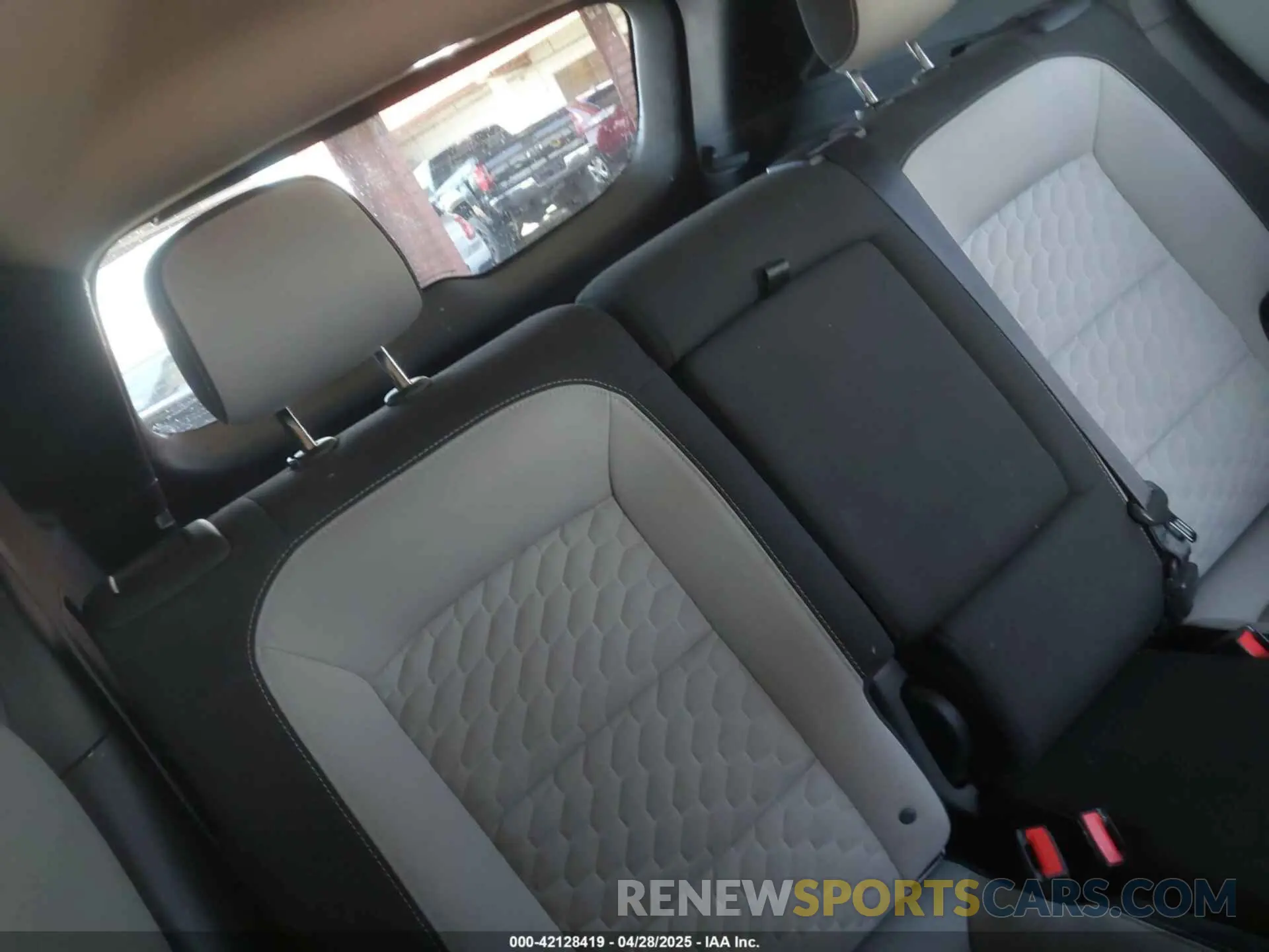 8 Photograph of a damaged car 2GNAXHEV1K6118451 CHEVROLET EQUINOX 2019