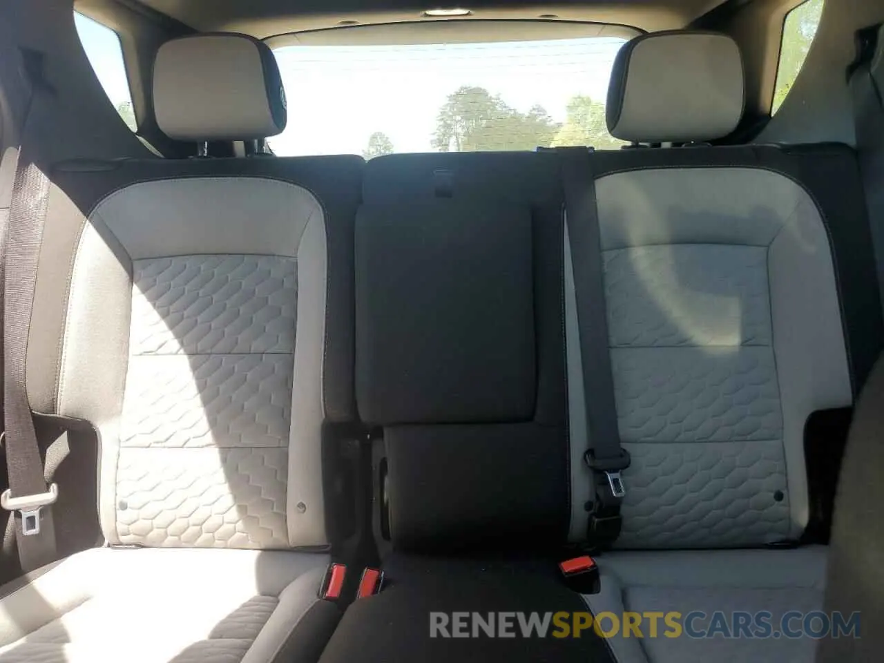 10 Photograph of a damaged car 2GNAXHEV2K6306086 CHEVROLET EQUINOX 2019