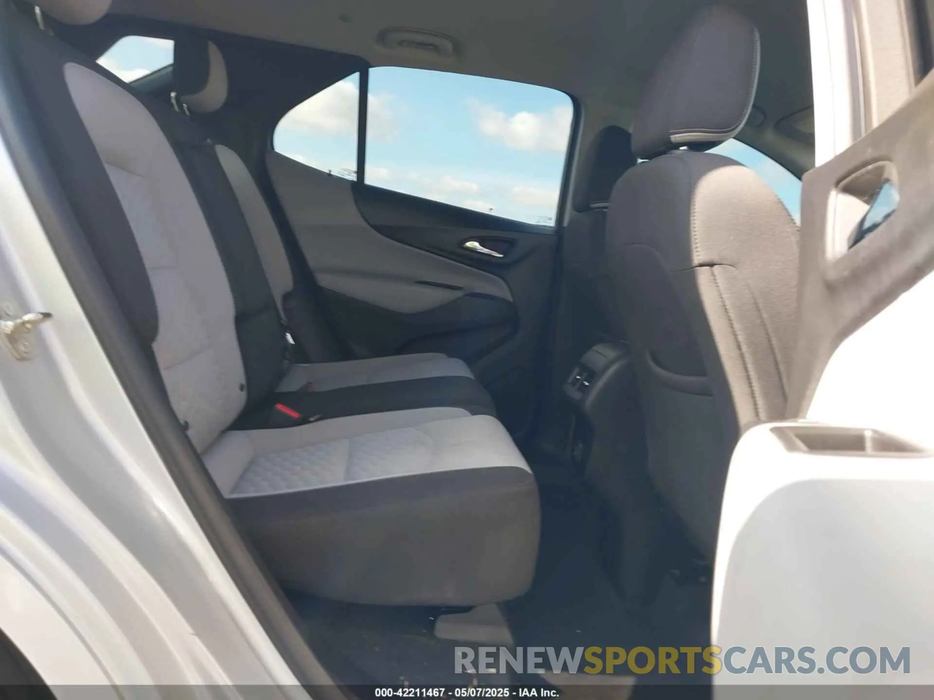 8 Photograph of a damaged car 2GNAXHEV3K6230992 CHEVROLET EQUINOX 2019