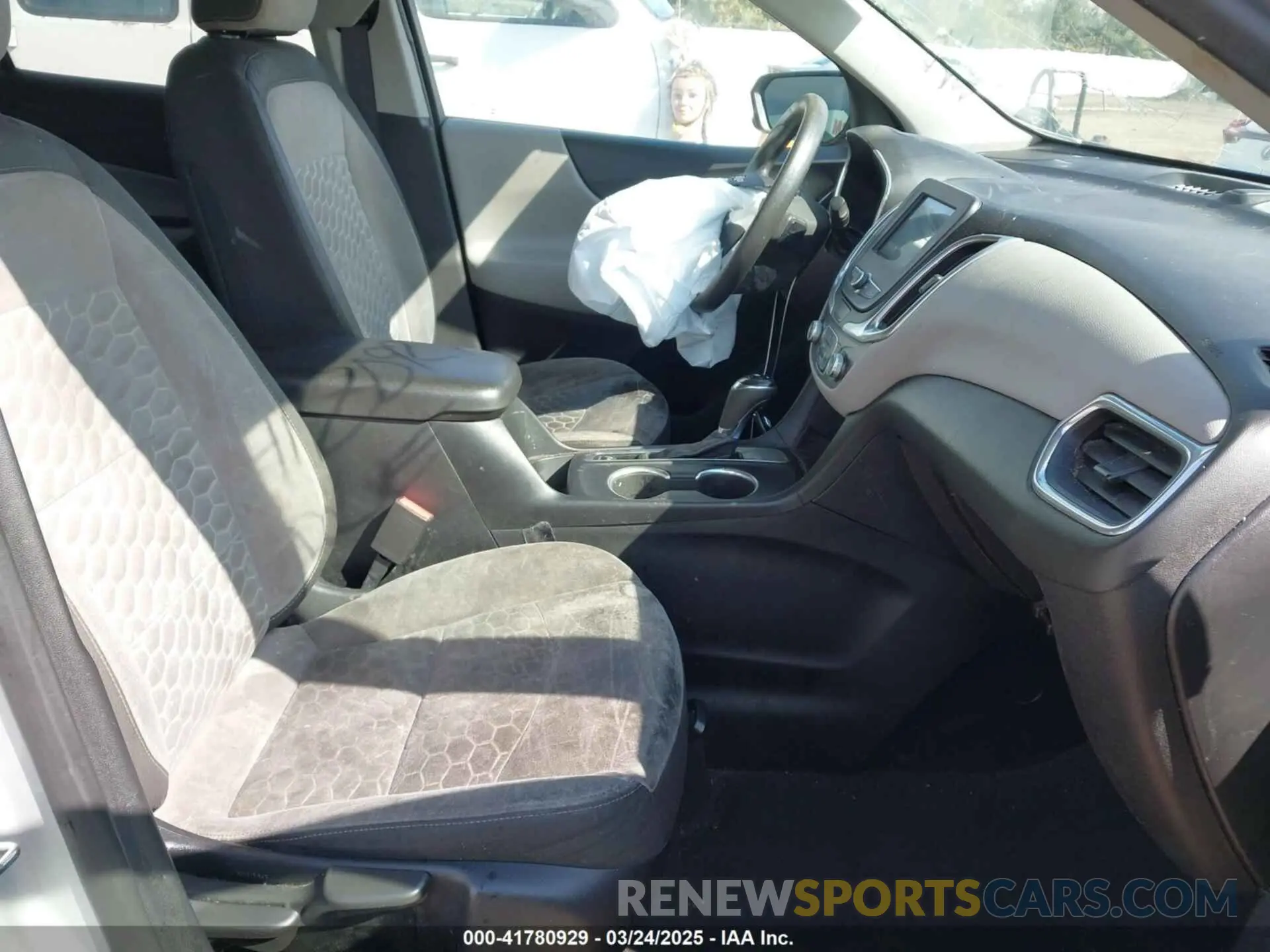 5 Photograph of a damaged car 2GNAXHEV4K6155073 CHEVROLET EQUINOX 2019