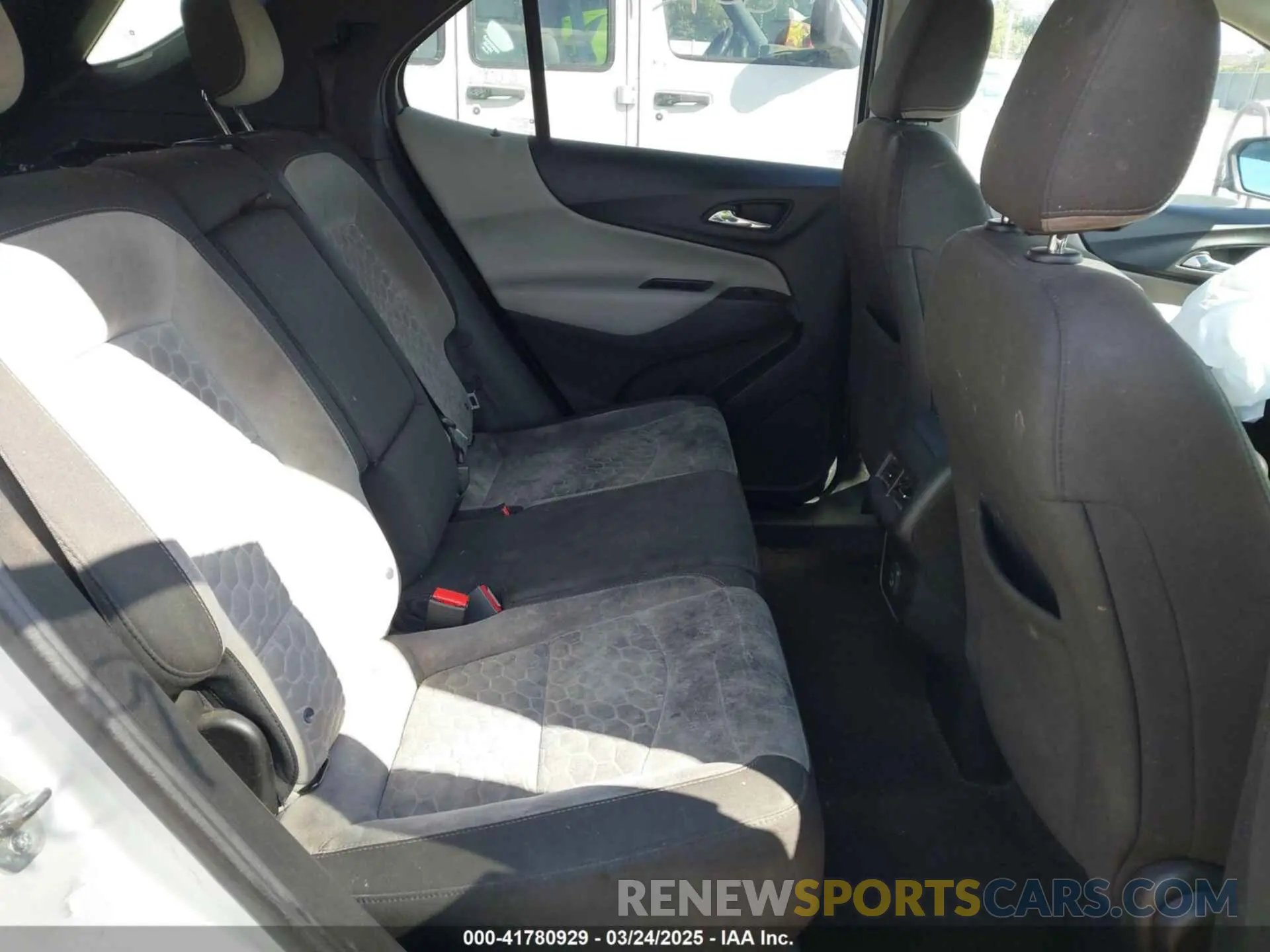 8 Photograph of a damaged car 2GNAXHEV4K6155073 CHEVROLET EQUINOX 2019