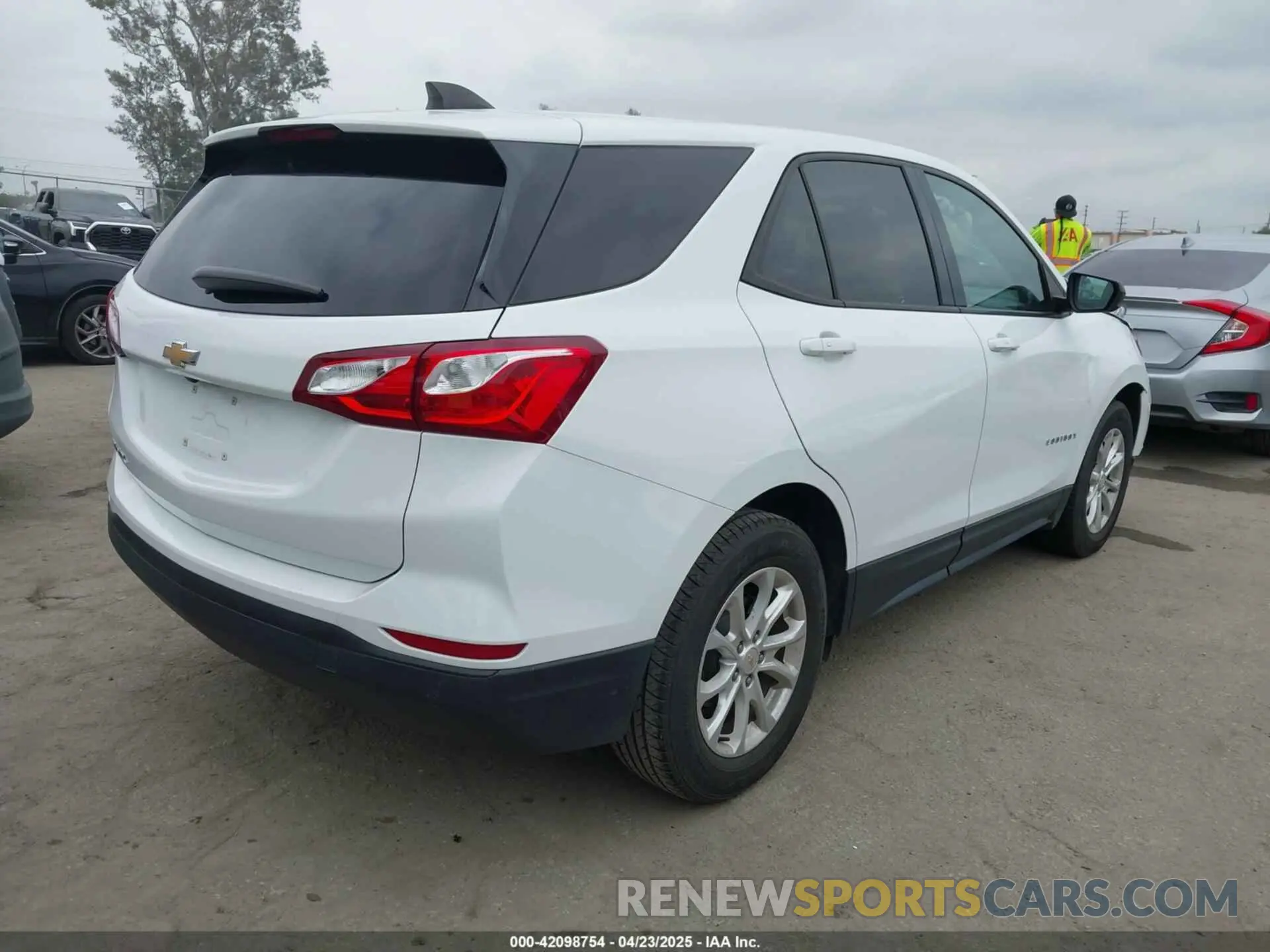 4 Photograph of a damaged car 2GNAXHEV5K6196375 CHEVROLET EQUINOX 2019