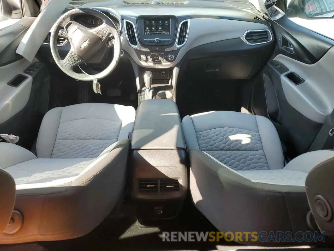 8 Photograph of a damaged car 2GNAXHEV6K6152806 CHEVROLET EQUINOX 2019