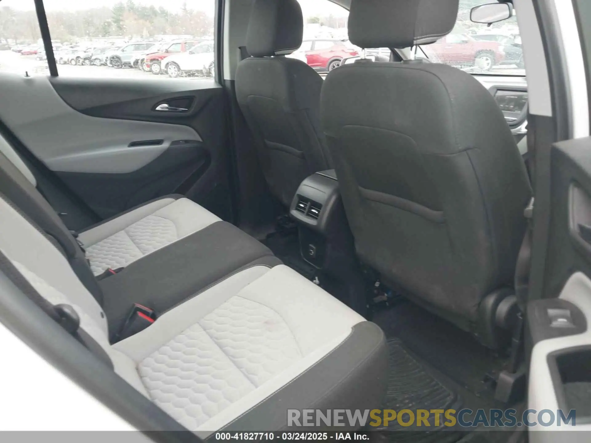 8 Photograph of a damaged car 2GNAXHEV7K6196958 CHEVROLET EQUINOX 2019