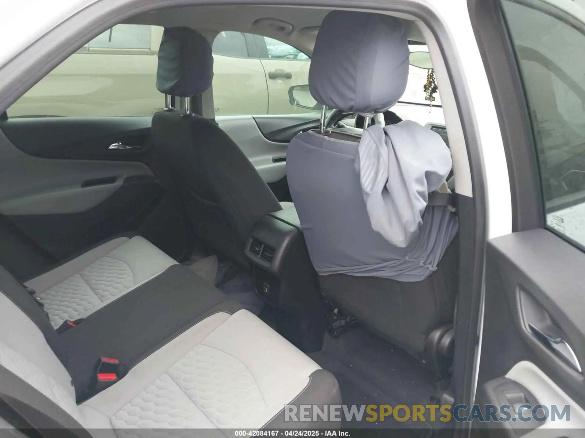 8 Photograph of a damaged car 2GNAXHEV8K6108399 CHEVROLET EQUINOX 2019