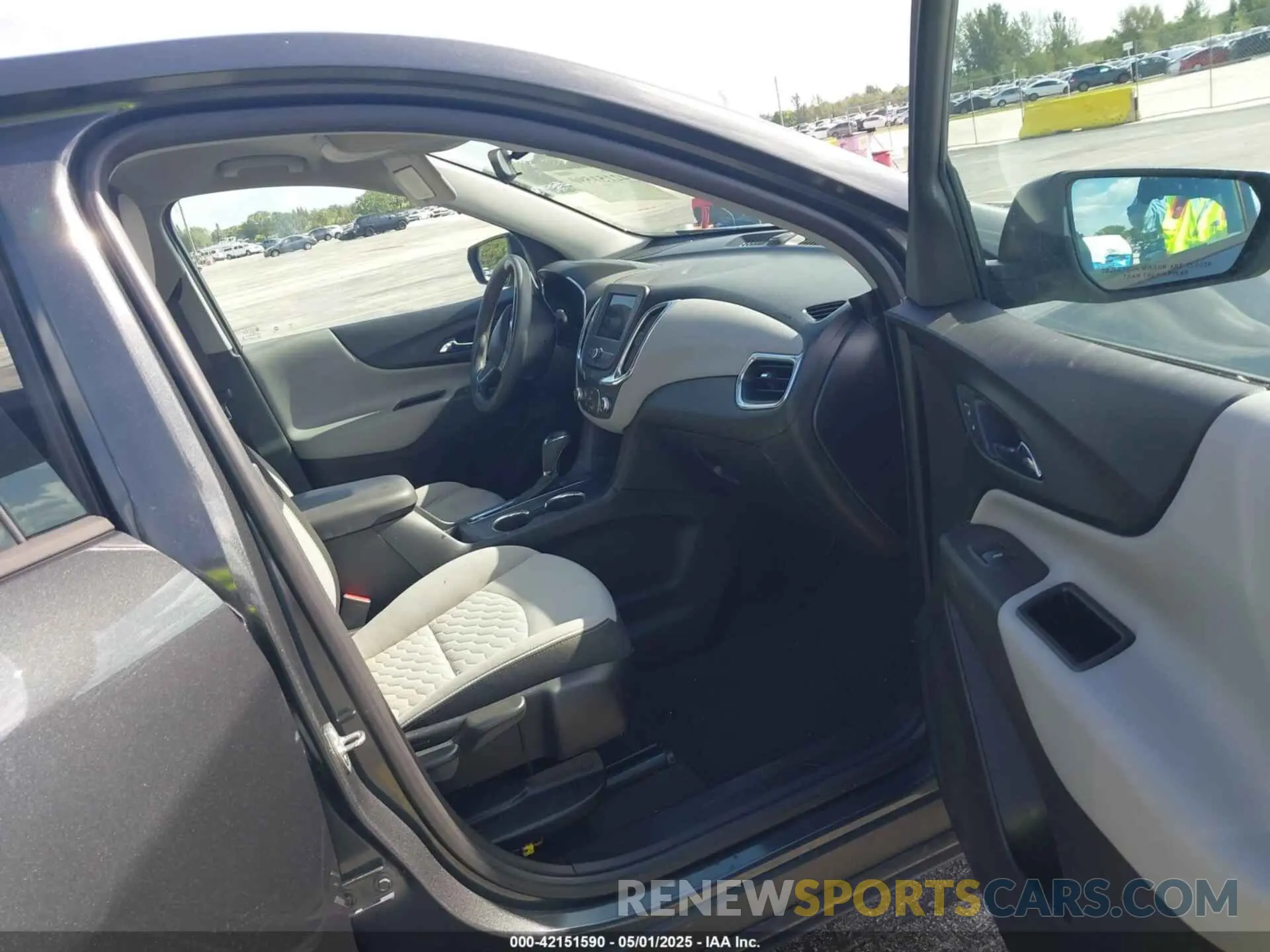 5 Photograph of a damaged car 2GNAXHEV8K6199397 CHEVROLET EQUINOX 2019