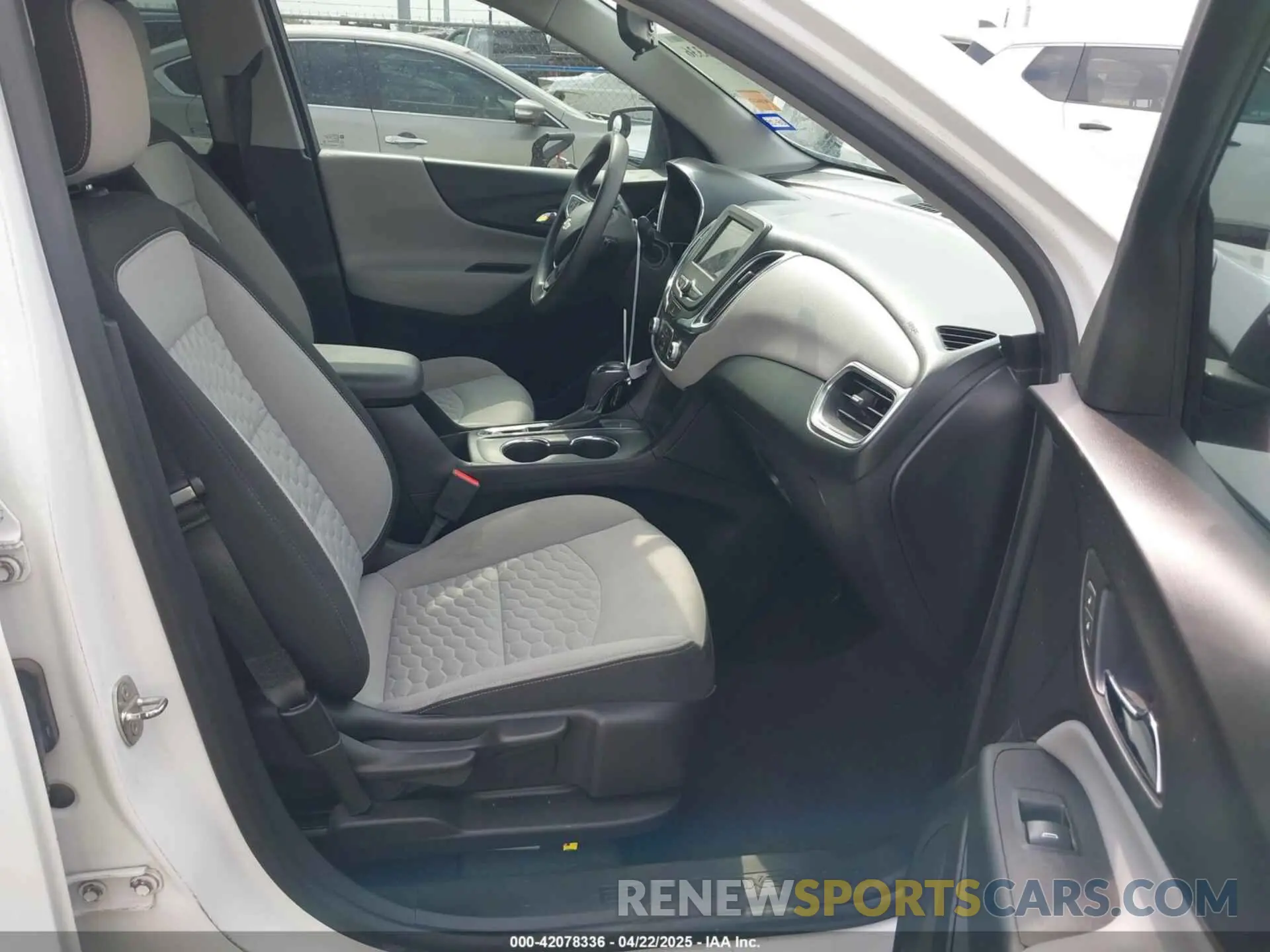 5 Photograph of a damaged car 2GNAXHEV9K6247361 CHEVROLET EQUINOX 2019