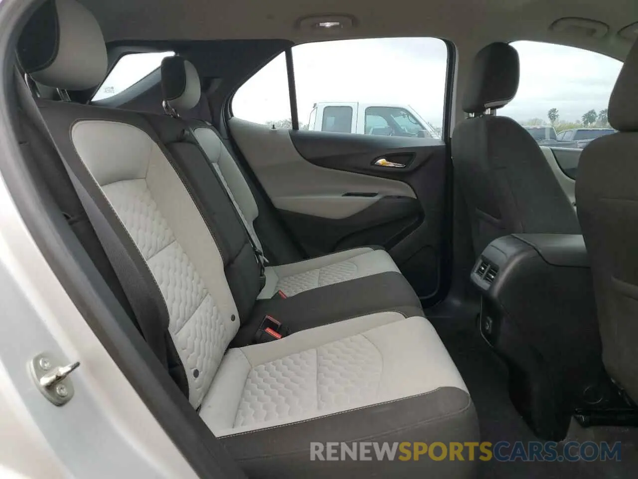10 Photograph of a damaged car 2GNAXHEVXK6124913 CHEVROLET EQUINOX 2019