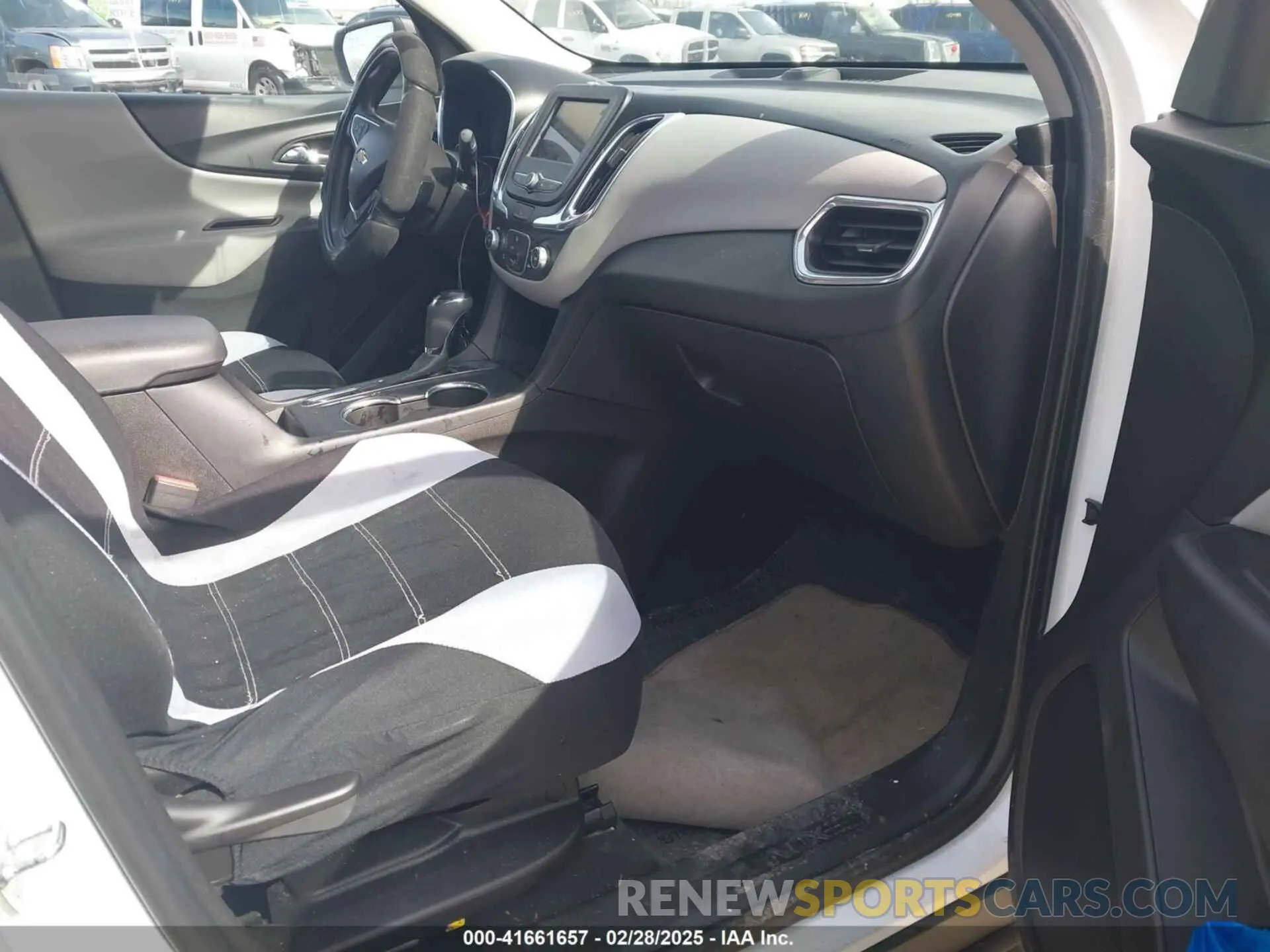5 Photograph of a damaged car 2GNAXHEVXK6251595 CHEVROLET EQUINOX 2019