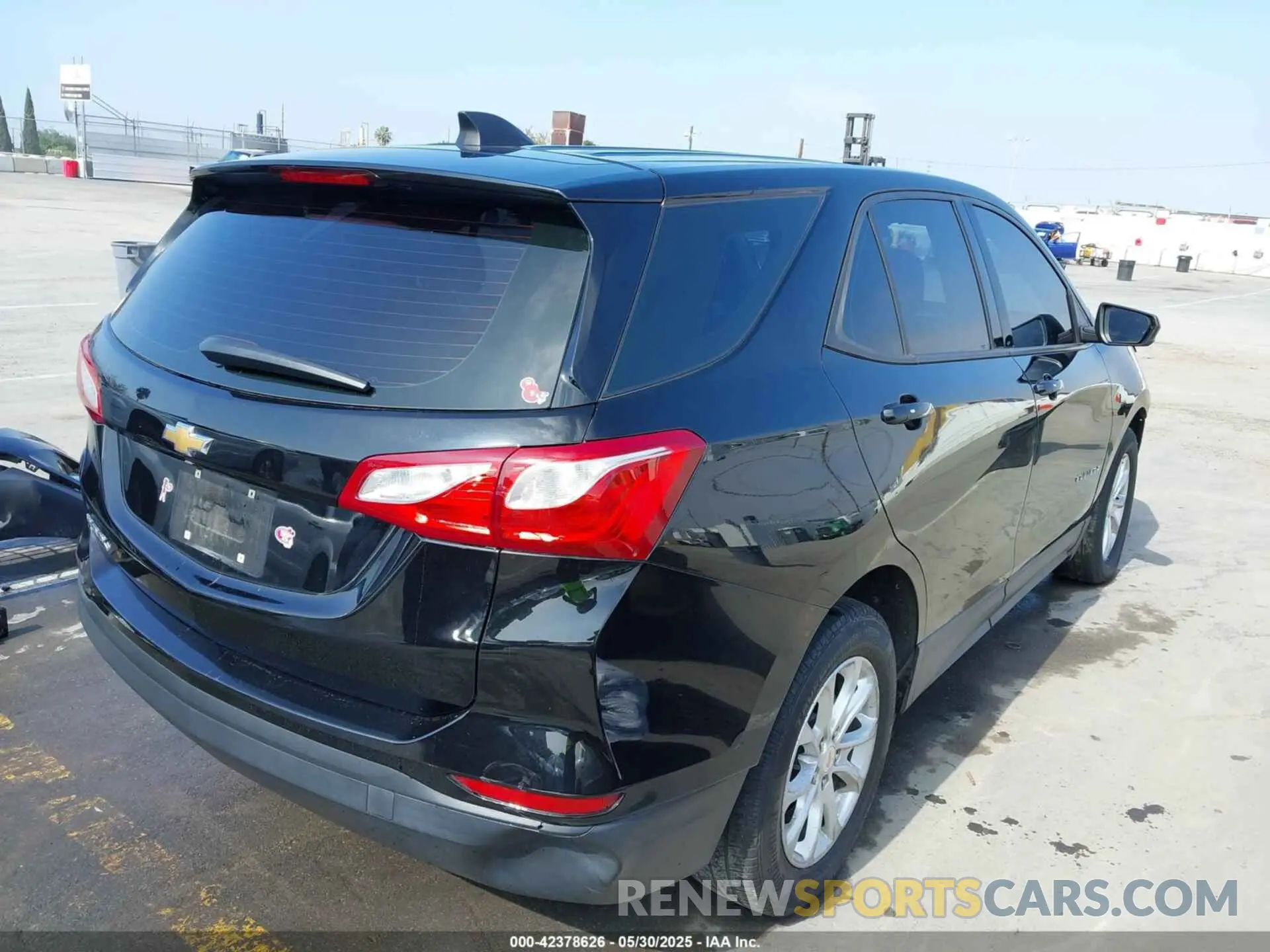 4 Photograph of a damaged car 2GNAXHEVXK6266730 CHEVROLET EQUINOX 2019
