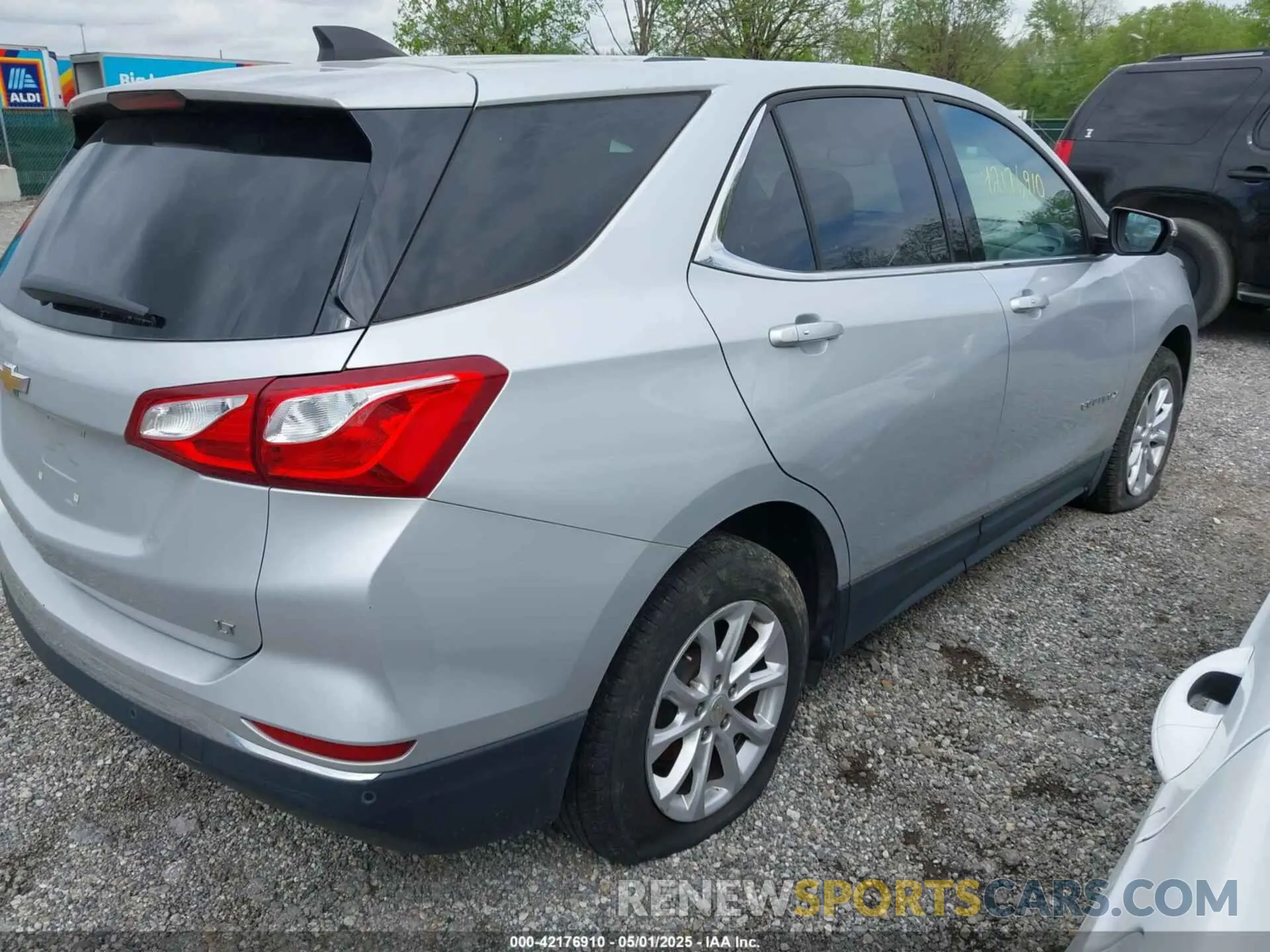 4 Photograph of a damaged car 2GNAXJEV3K6281707 CHEVROLET EQUINOX 2019