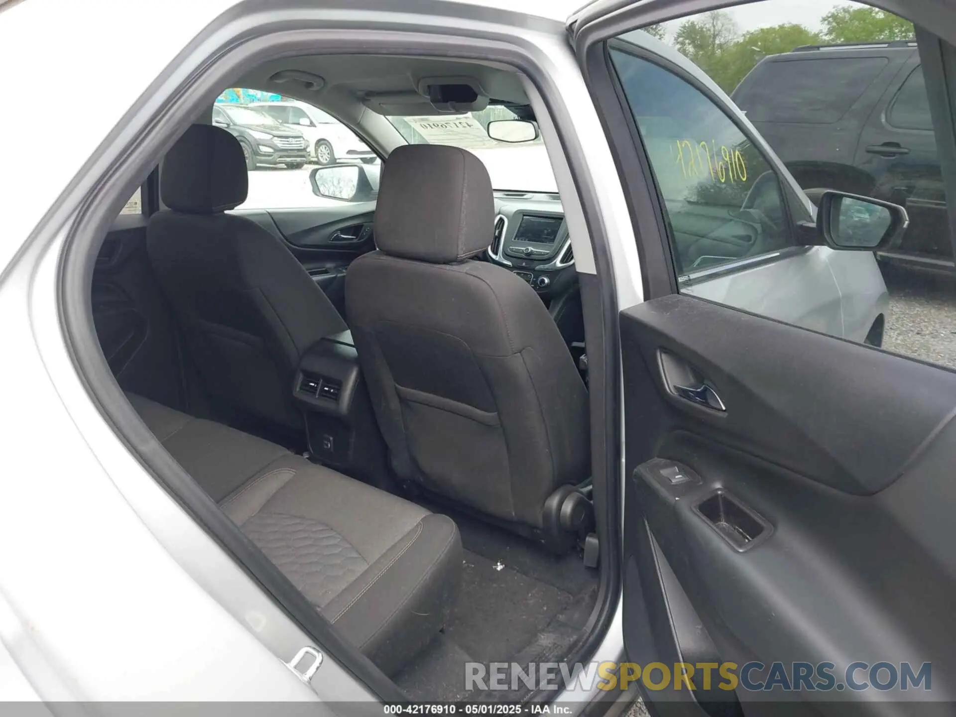 8 Photograph of a damaged car 2GNAXJEV3K6281707 CHEVROLET EQUINOX 2019