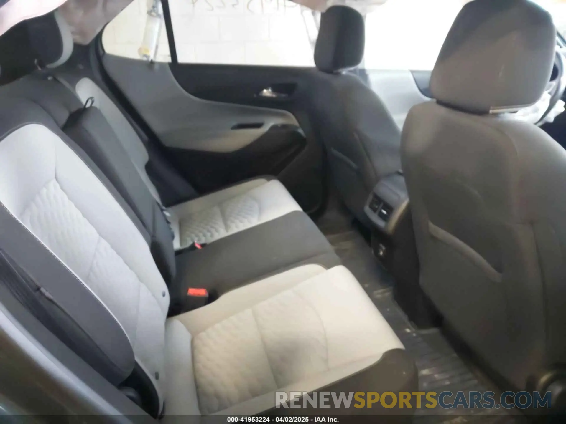 8 Photograph of a damaged car 2GNAXJEV3K6285823 CHEVROLET EQUINOX 2019