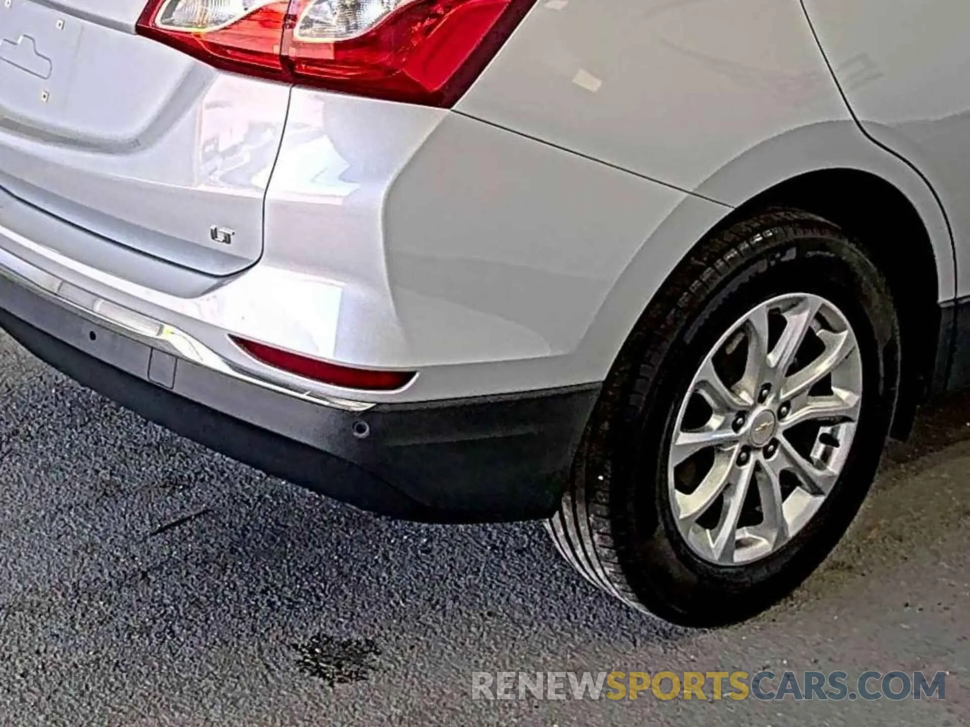 17 Photograph of a damaged car 2GNAXJEV4K6163374 CHEVROLET EQUINOX 2019