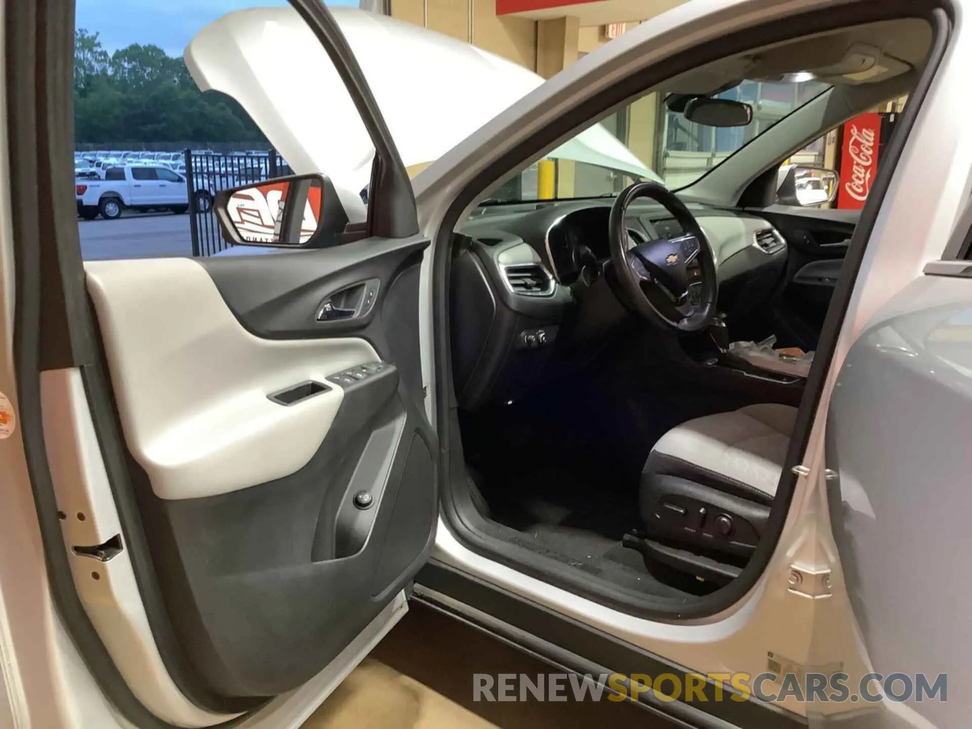 31 Photograph of a damaged car 2GNAXJEV4K6163374 CHEVROLET EQUINOX 2019