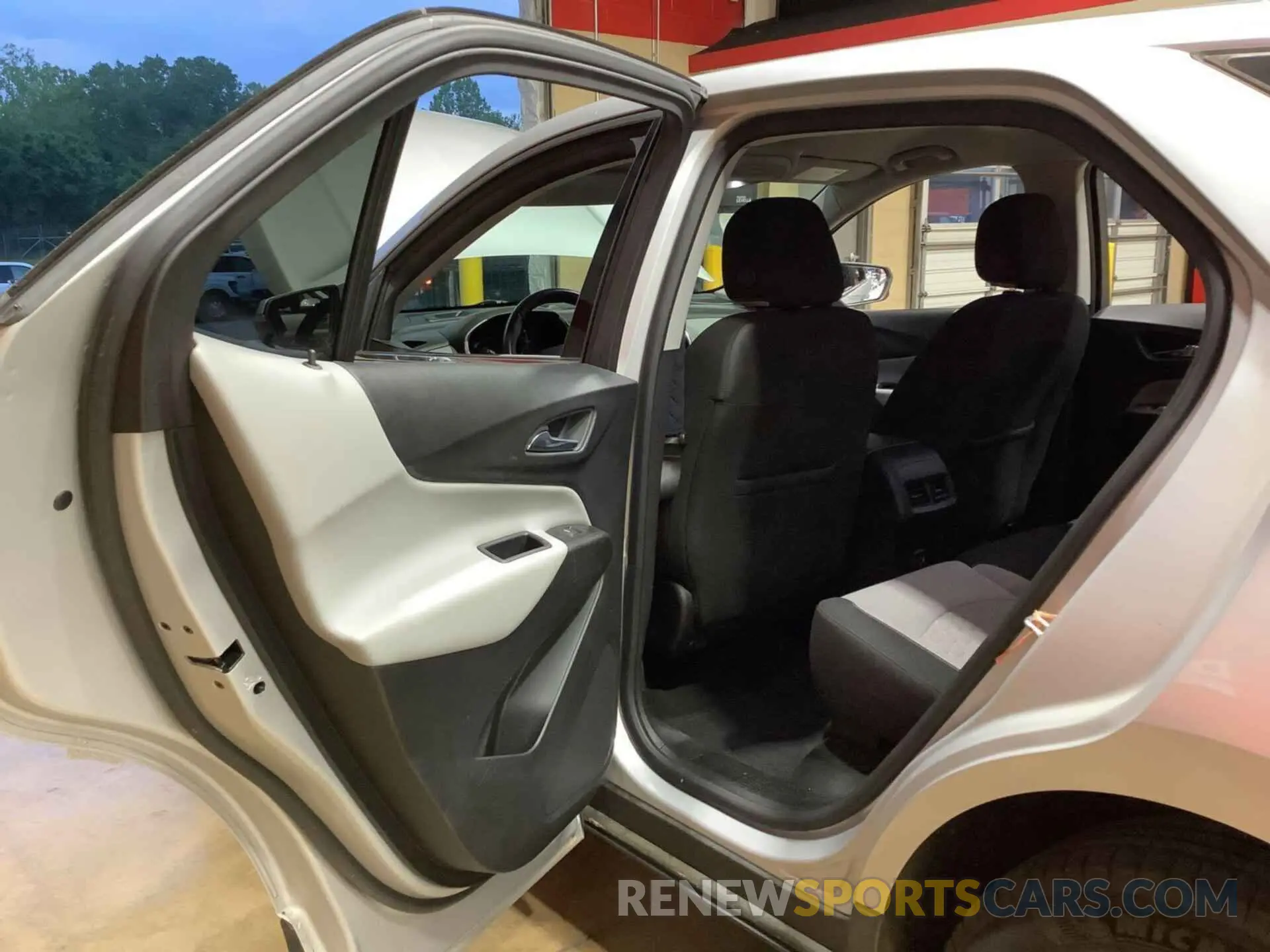 4 Photograph of a damaged car 2GNAXJEV4K6163374 CHEVROLET EQUINOX 2019
