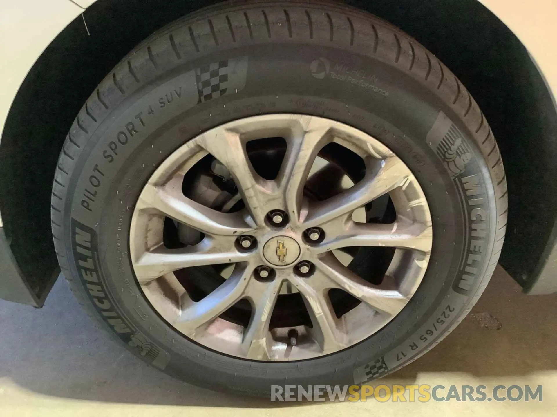 9 Photograph of a damaged car 2GNAXJEV4K6163374 CHEVROLET EQUINOX 2019