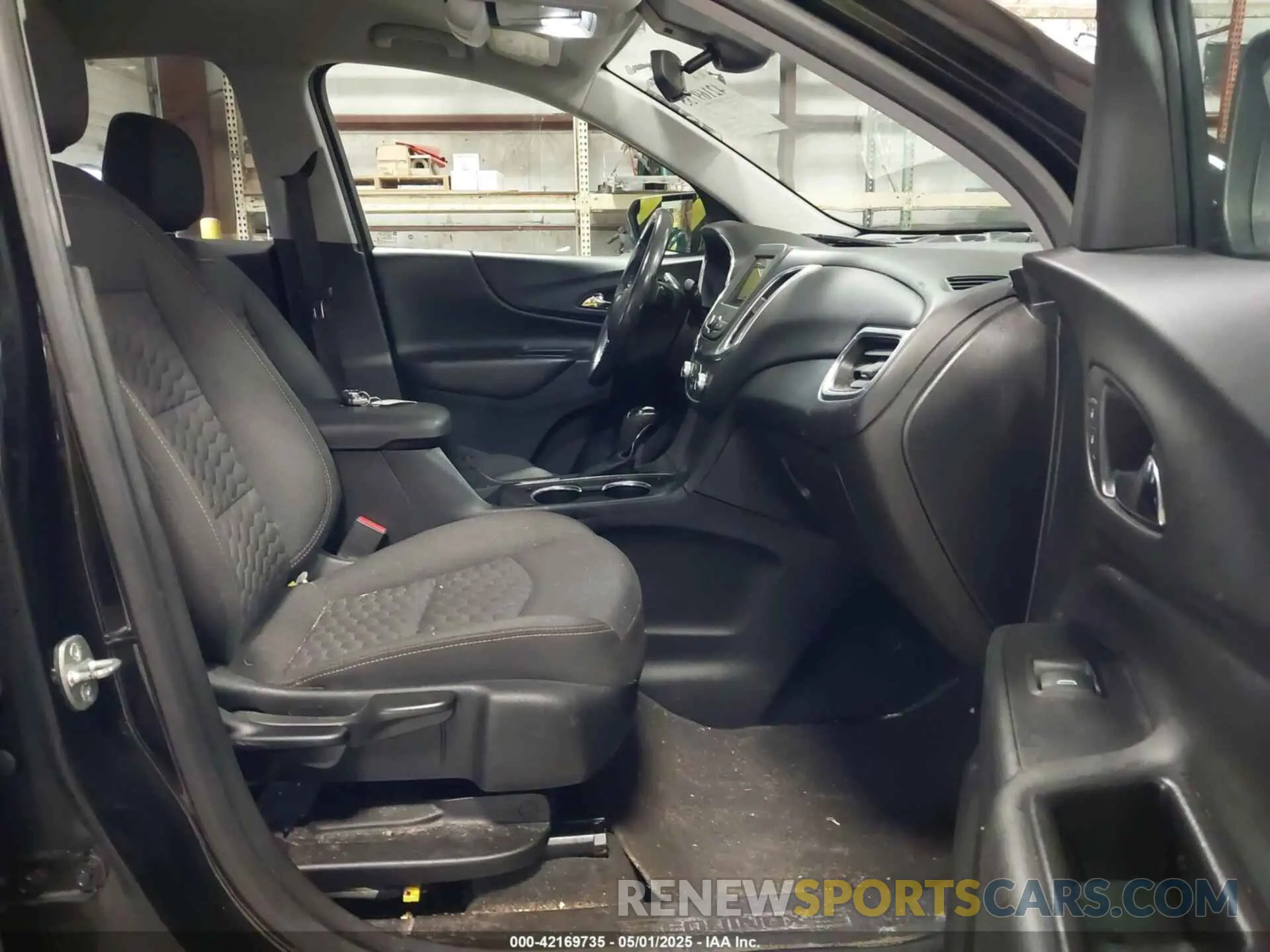 5 Photograph of a damaged car 2GNAXJEV4K6216994 CHEVROLET EQUINOX 2019