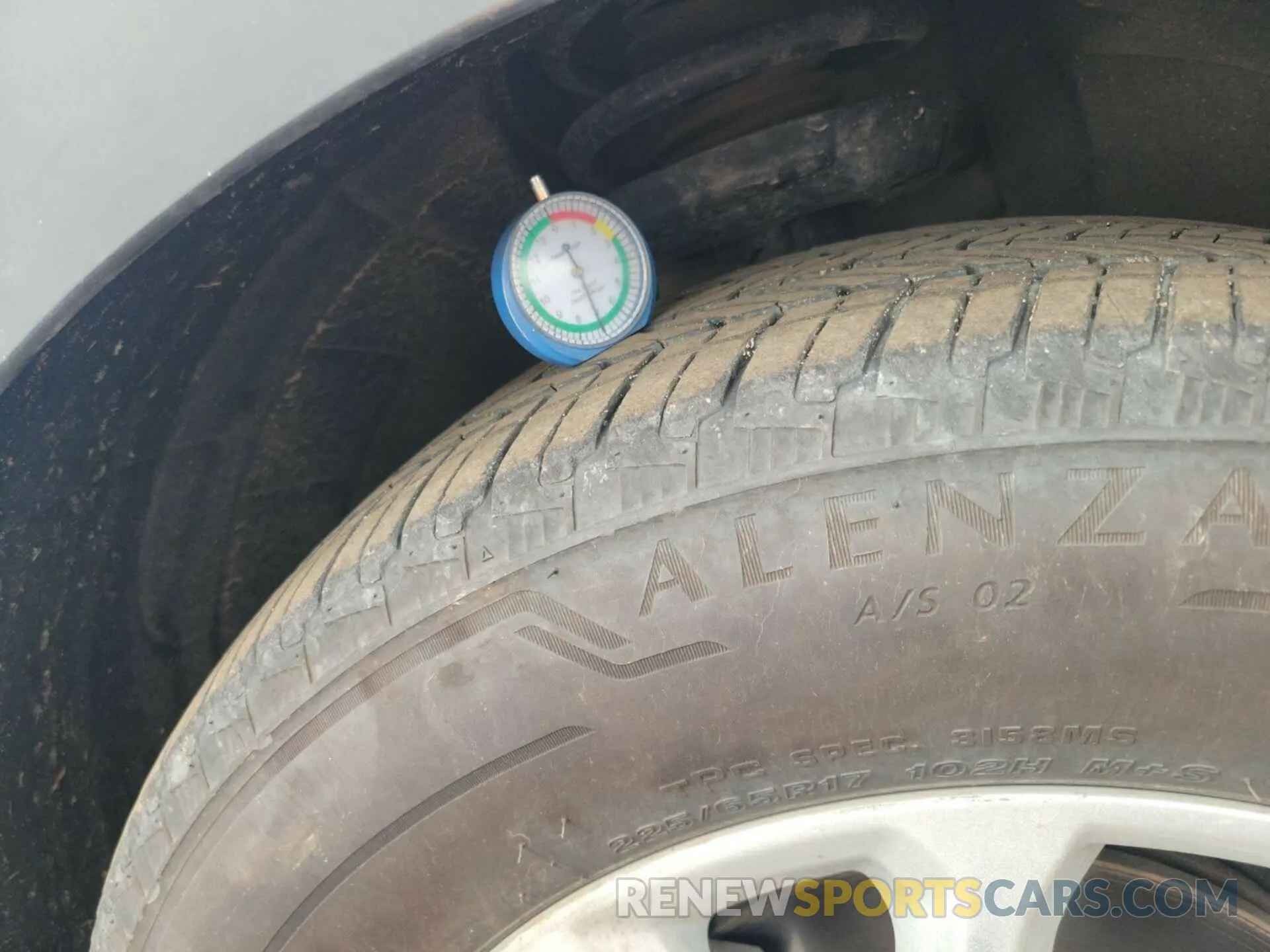 32 Photograph of a damaged car 2GNAXJEV4K6256394 CHEVROLET EQUINOX 2019