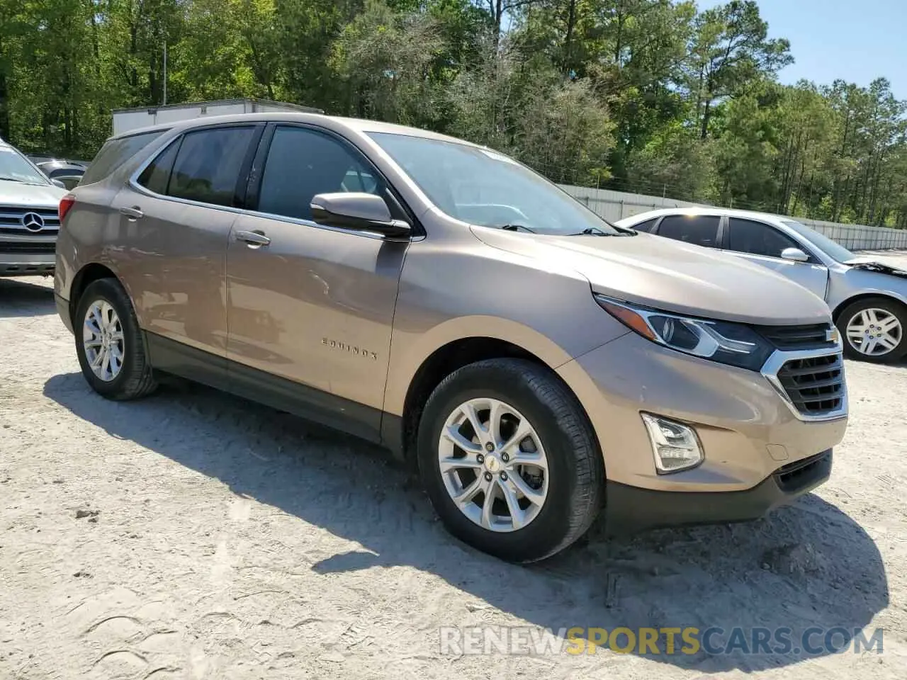 4 Photograph of a damaged car 2GNAXJEV5K6271342 CHEVROLET EQUINOX 2019