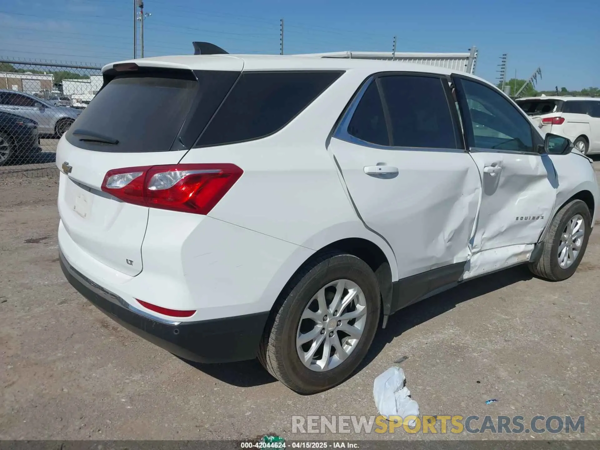 4 Photograph of a damaged car 2GNAXJEV6K6260057 CHEVROLET EQUINOX 2019