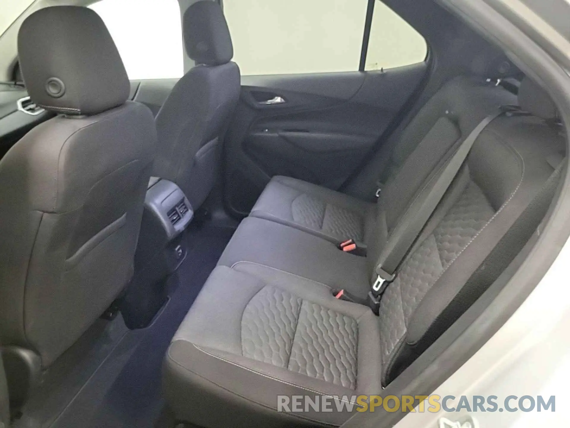 24 Photograph of a damaged car 2GNAXJEV6K6260690 CHEVROLET EQUINOX 2019