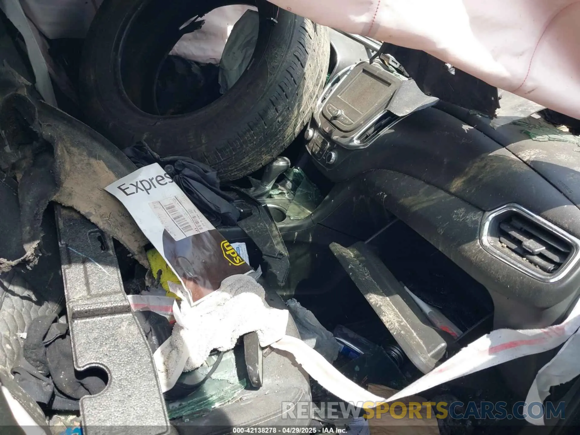 5 Photograph of a damaged car 2GNAXJEVXK6301807 CHEVROLET EQUINOX 2019