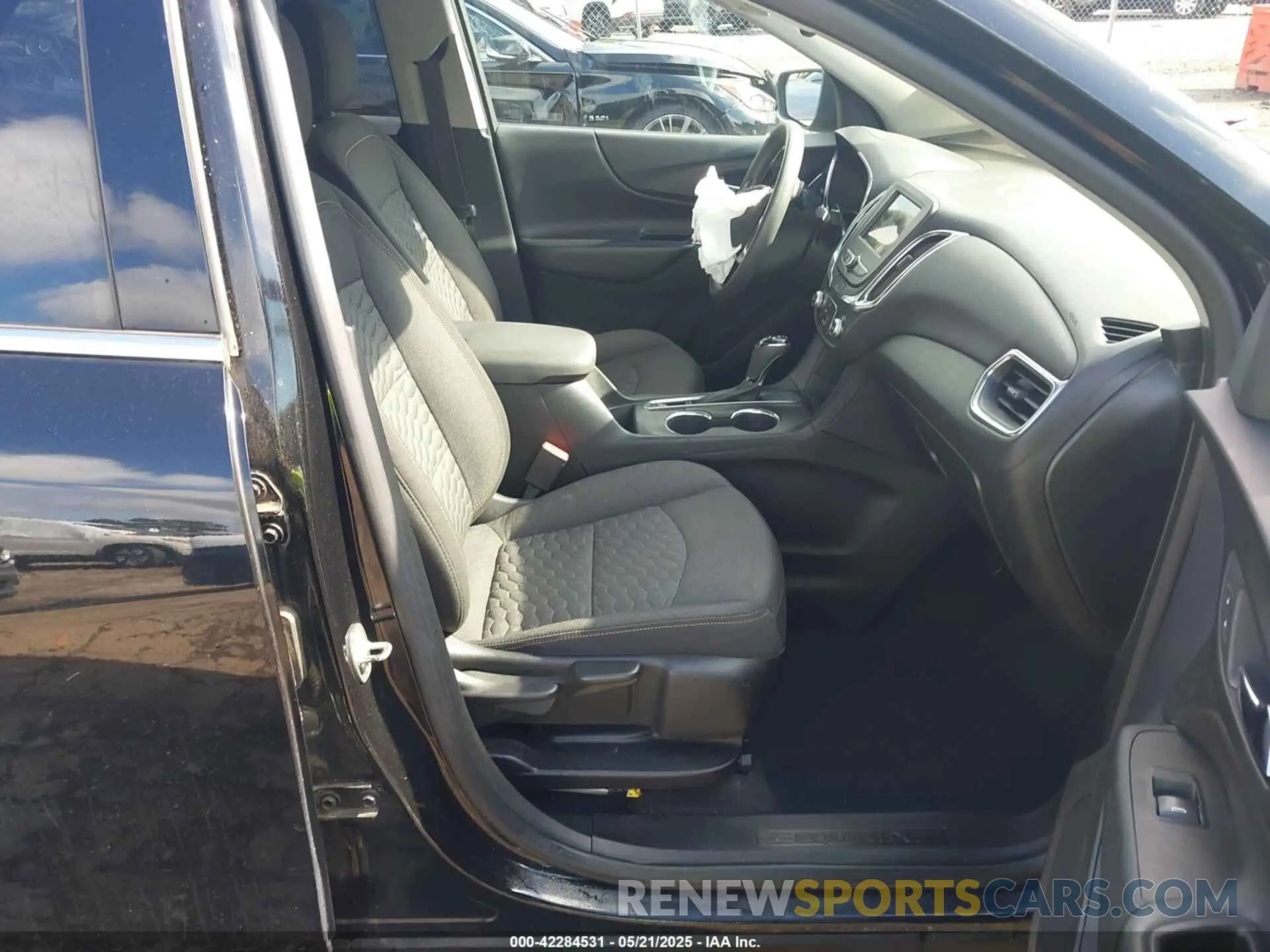 5 Photograph of a damaged car 2GNAXKEV0K6167475 CHEVROLET EQUINOX 2019