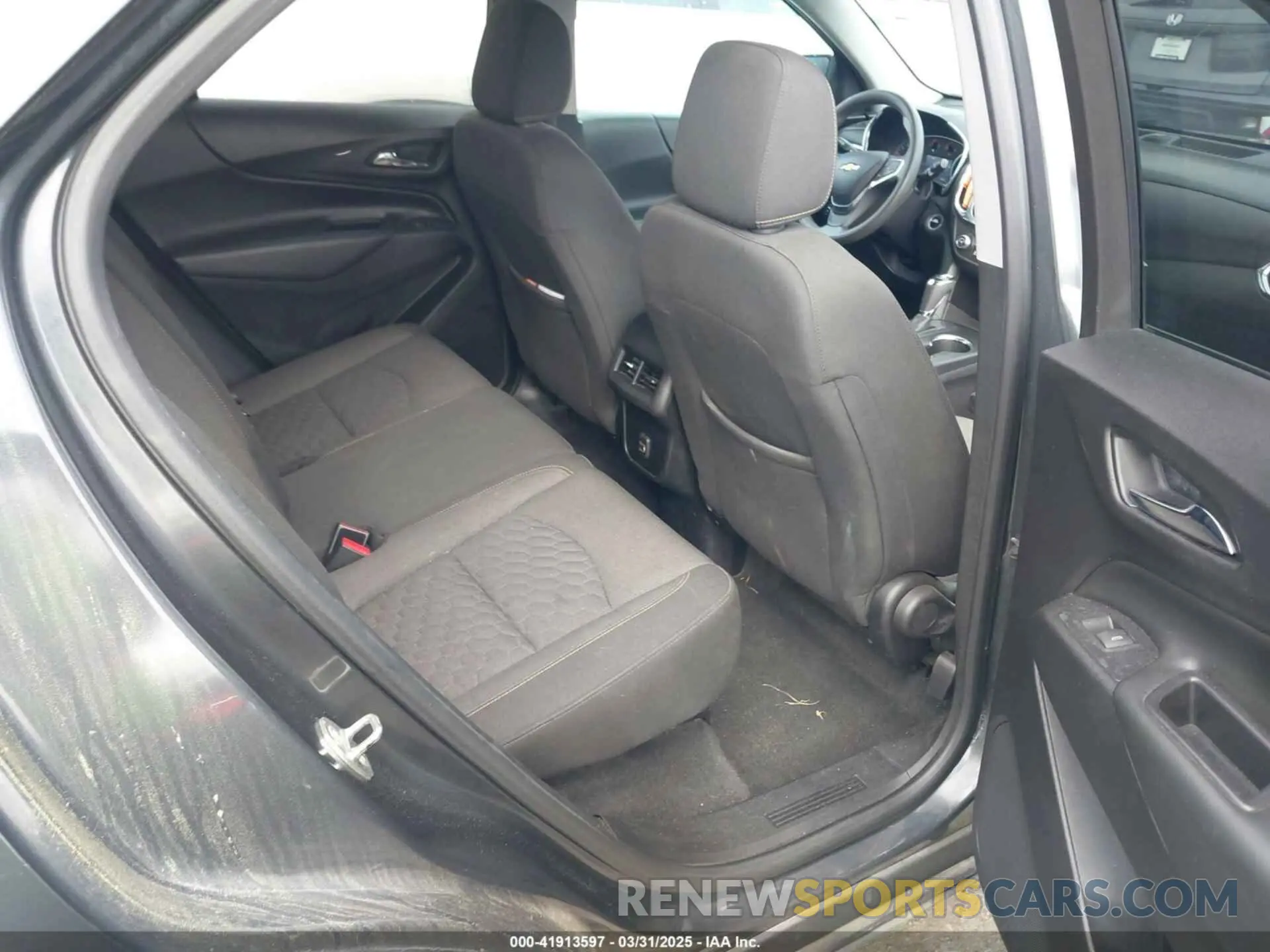 8 Photograph of a damaged car 2GNAXKEV0K6175950 CHEVROLET EQUINOX 2019