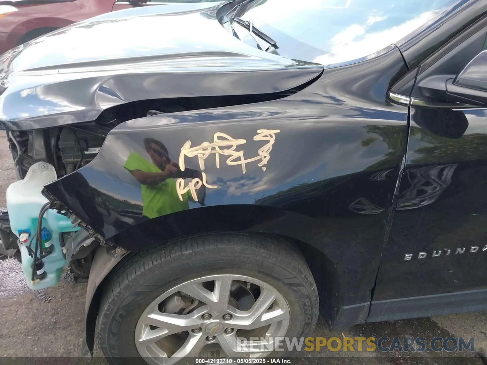18 Photograph of a damaged car 2GNAXKEV0K6247052 CHEVROLET EQUINOX 2019