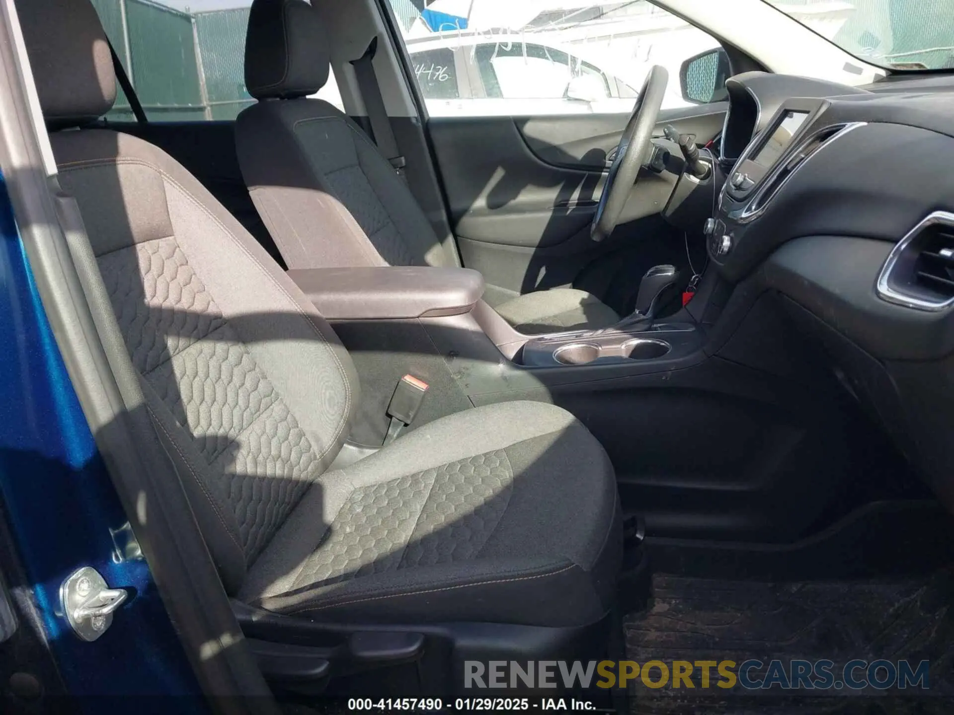 5 Photograph of a damaged car 2GNAXKEV0K6296672 CHEVROLET EQUINOX 2019
